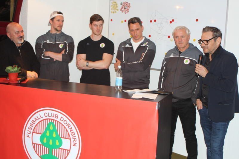 Der gesamte Trainer- und Betreuerstab arbeitet mindestens noch ein Jahr zusammen.