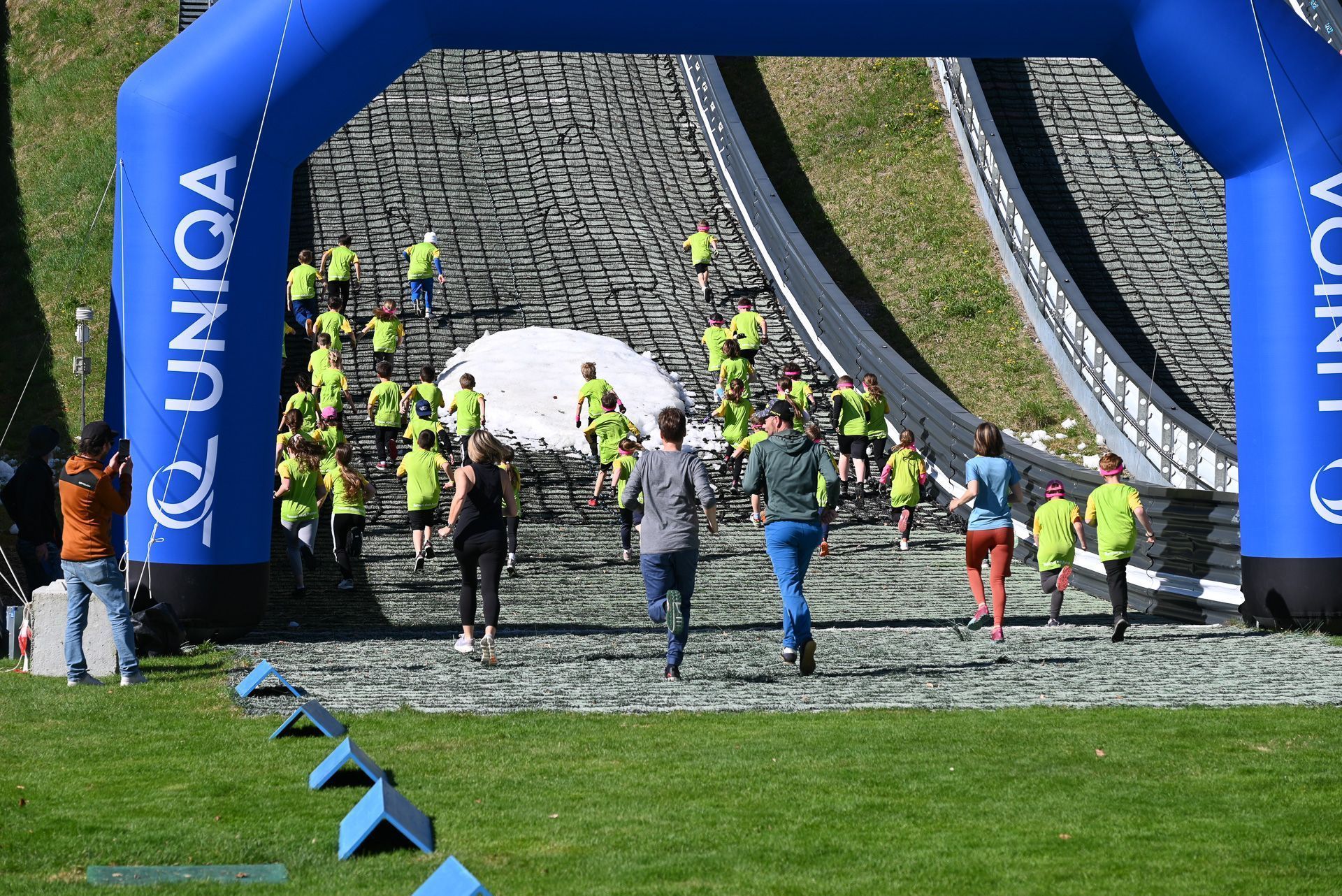 Die Dritt- und Viertklässler rannten die 40 Meter-Schanze hinauf.