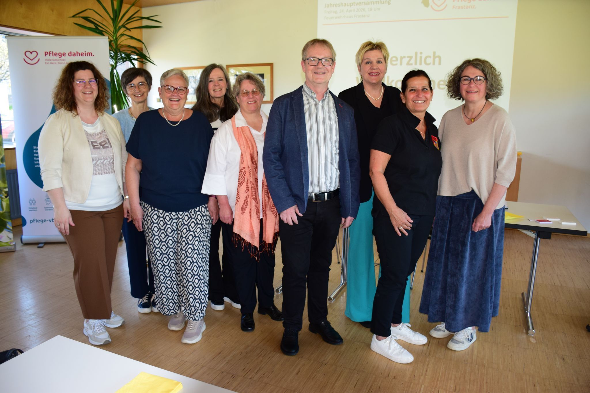 Vorstand des Krankenpflegevereins Frastanz v.l.n.r. Schriftführerin Sandra Tiefenthaler, Kassierin Sabine Bertsch, Beirätin Heidi Tiefenthaler, MOHI stellvert. Einsatzleiterin Katharina Pichler, Case Managerin Sonja Fritz, Obmann Thomas Welte, Vize-Obm. Michaela Gort, Beirätin Kornelia Spiß, Pflegeleitung Barbara Martin. Fotonachweis: KPV Frastanz