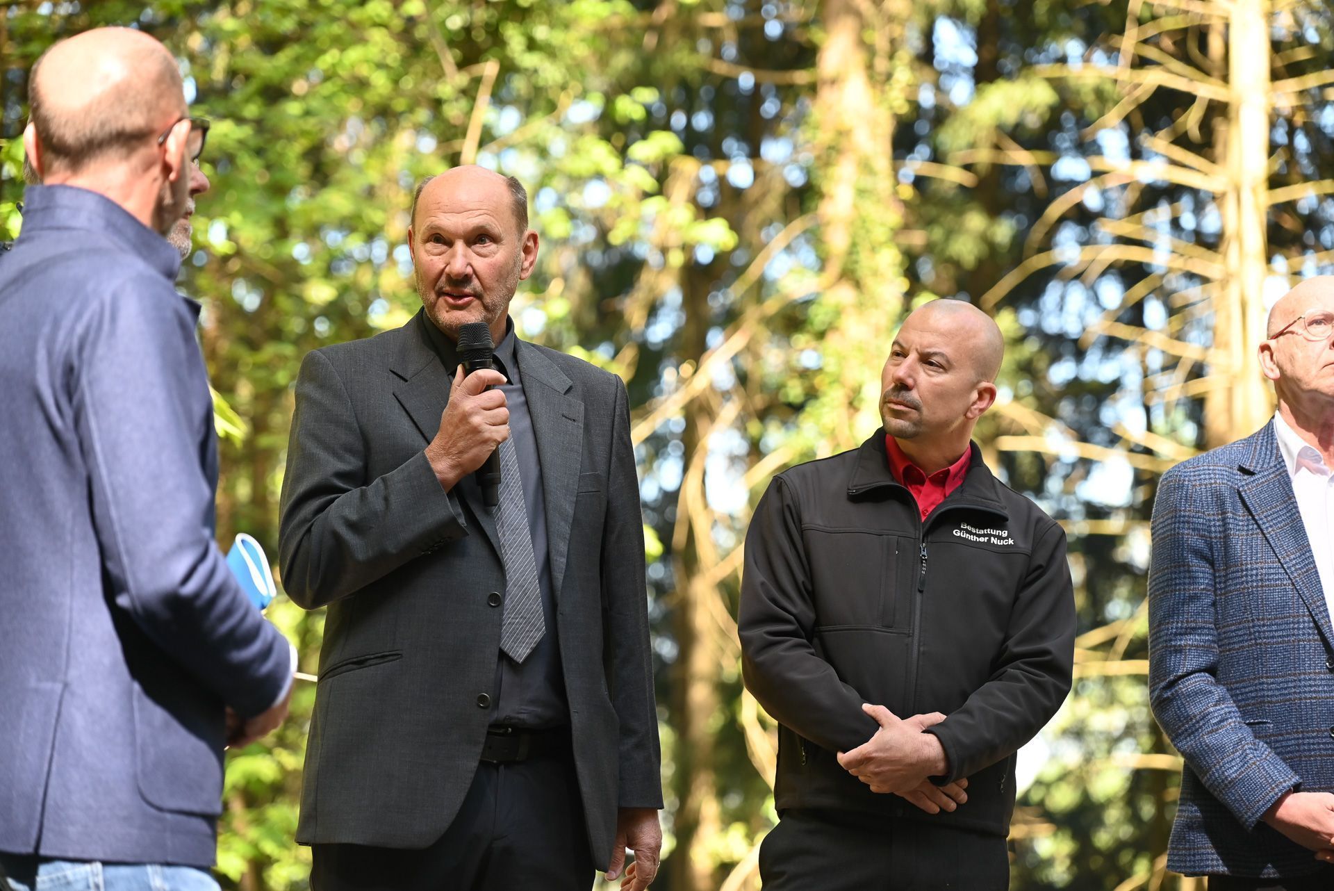 Claus Kergel, Geschäftsführer vom Ethik & Umwelt Krematorium und Betreiber des Wald des Friedens, eröffnete feierlich den Wald am Gebhardsberg.