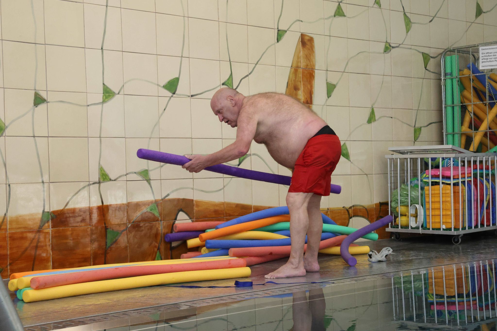 Letztes Zusammenräumend er von der Familie Beck gestellten Schwimmhilfen.