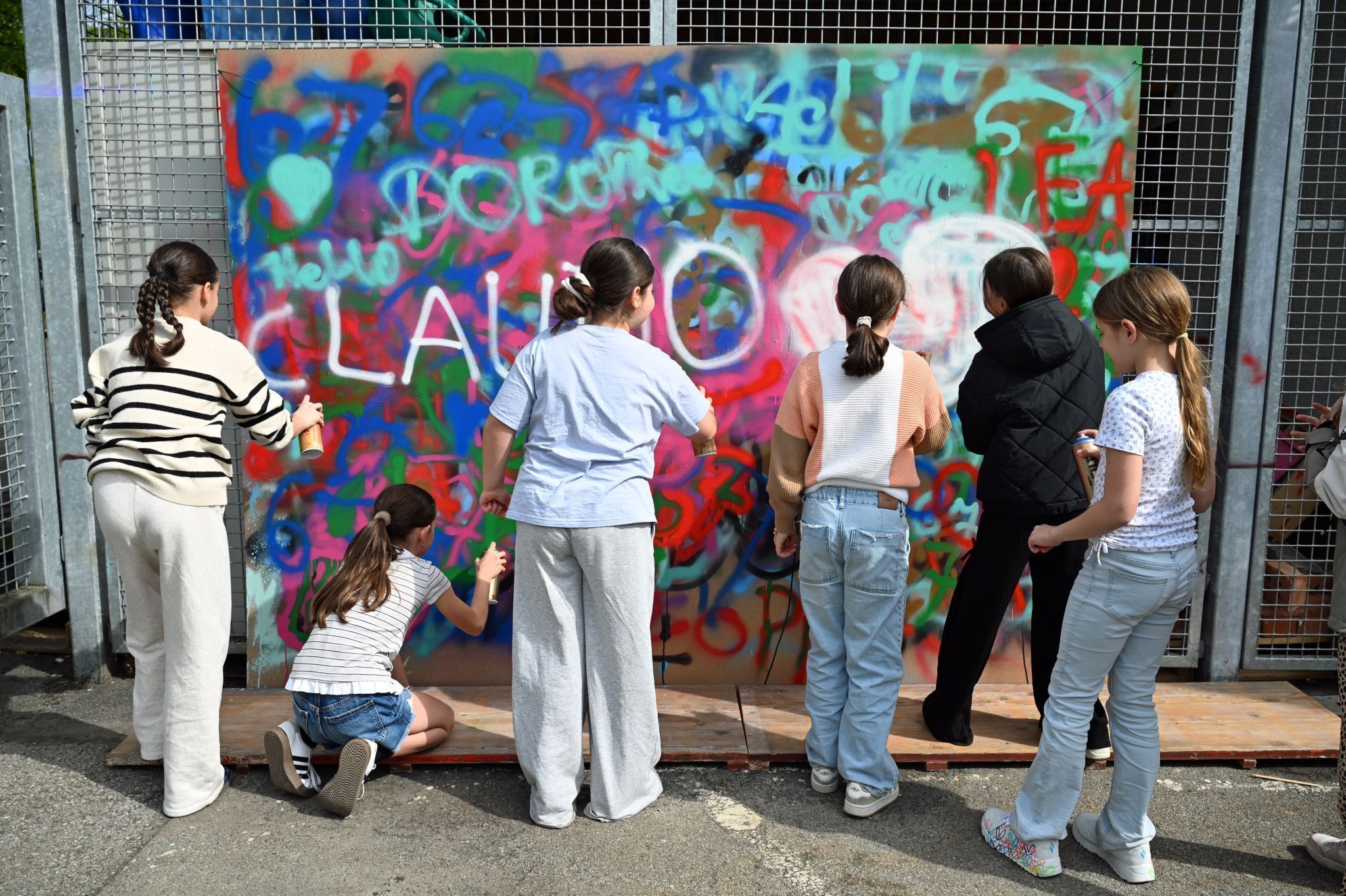 Mit der Beteiligung aller Schüler entstand ein Gesamt-Graffiti-Kunstwerk.