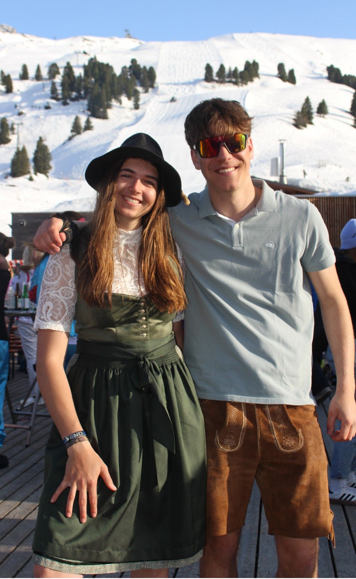 Auch Dirndl und Lederhosen waren in.