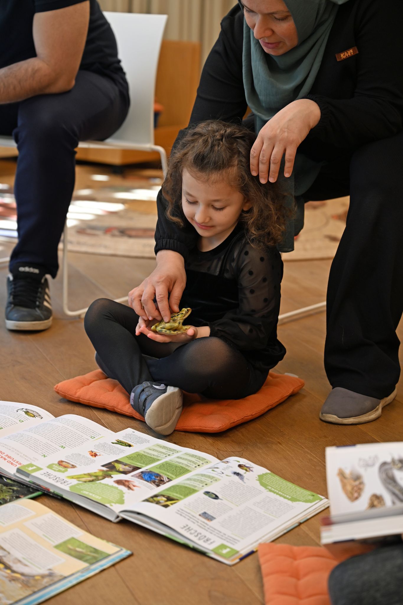 Frösche haben meist eine glatte, feuchte Haut – Kröten dagegen eine eher trockene, warzige.