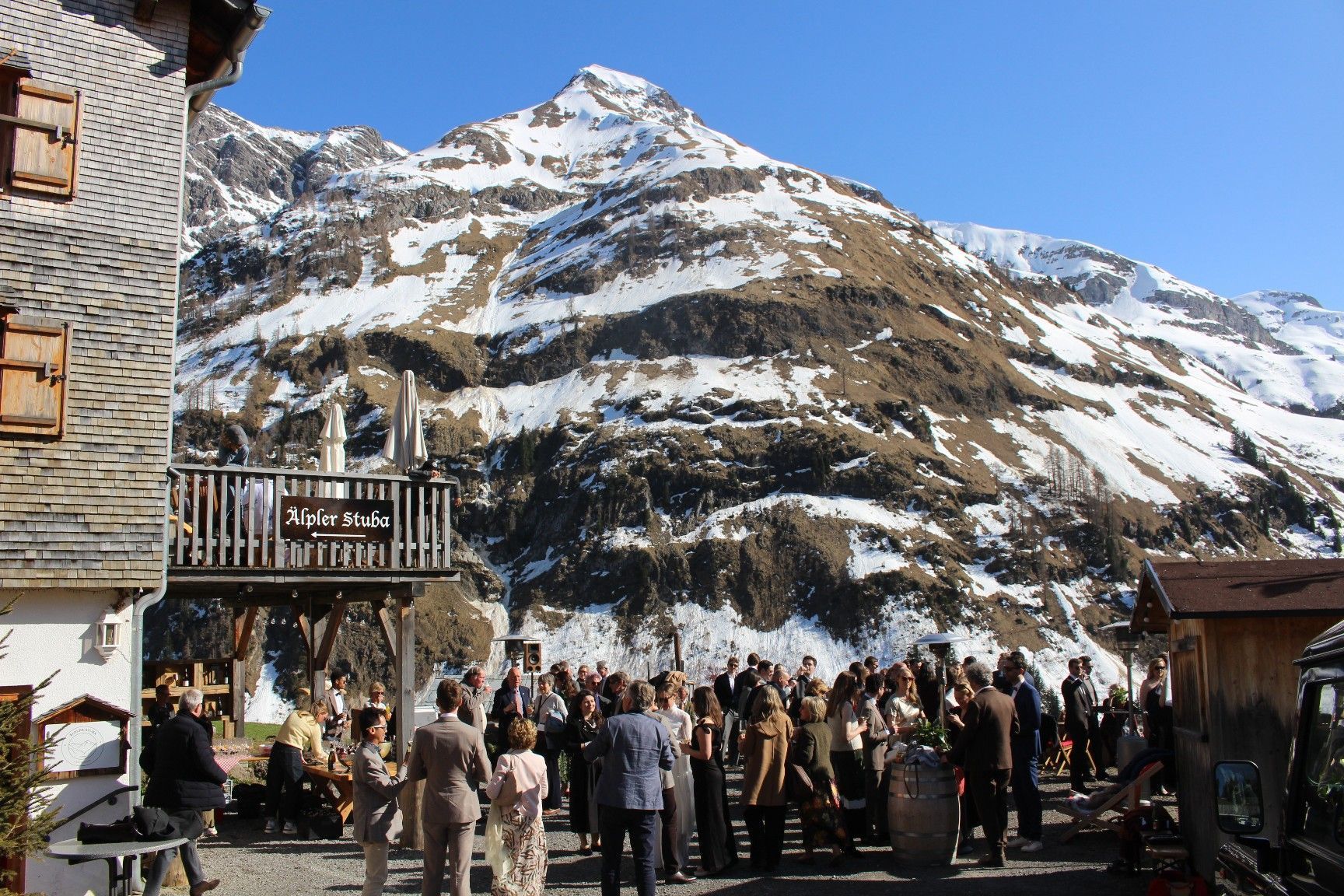 Bei der Agape zwischen Trauung und Hochzeitsfeier strahlte auch die Sonne mit dem Paar und seinen Gästen um die Wette.