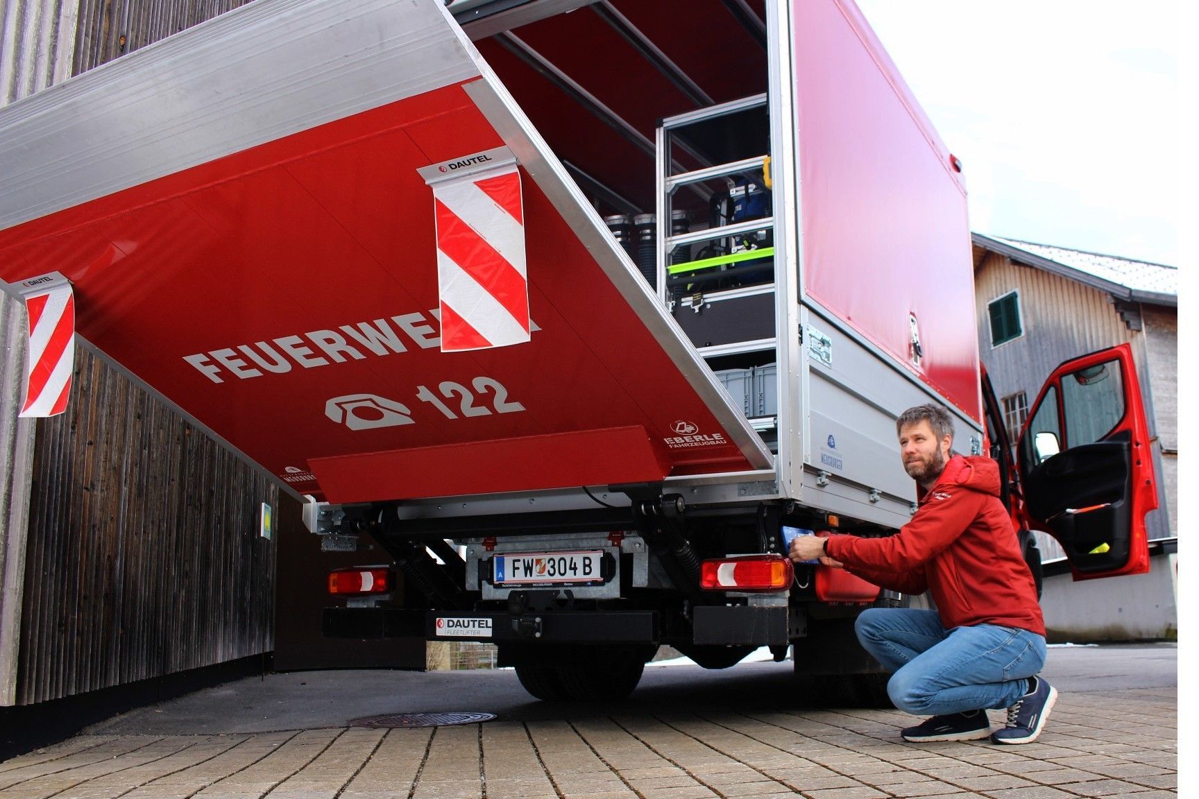 Auch das Equipment des mit Unmengen von Material und Werkzeug vollgepackten Versorgungsfahrzeugs verfügt u. a. über eine Ladeborgwand und ist so mobil, dass ein schneller Hubschraubertransport der Boxen an den Brandplatz möglich ist.   