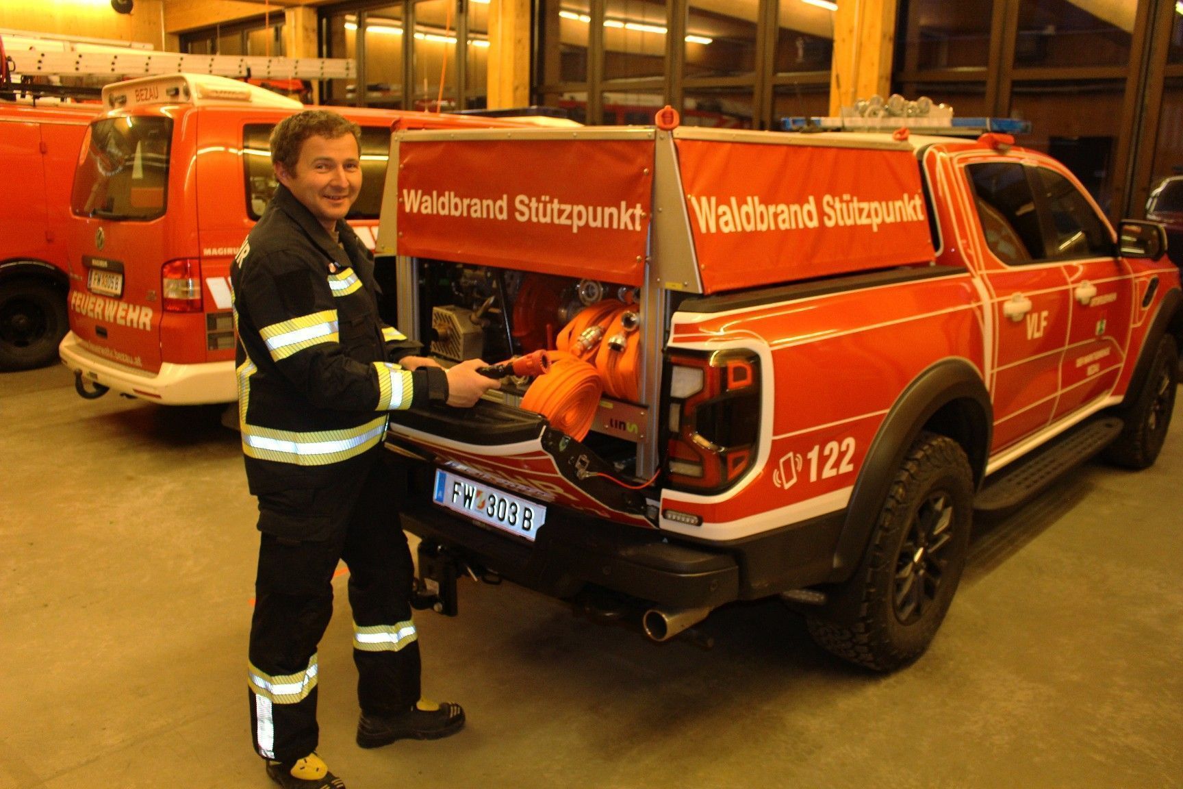 Herzstück des Waldbrand-Stützpunkts ist ein Geländewagen, dessen spezielle Box – rund 400 kg schwer – in Sekundenschnelle vom Hubschrauber übernommen werden kann, erläutert Kommandant Martin Metzler. PETER STRAUSS   