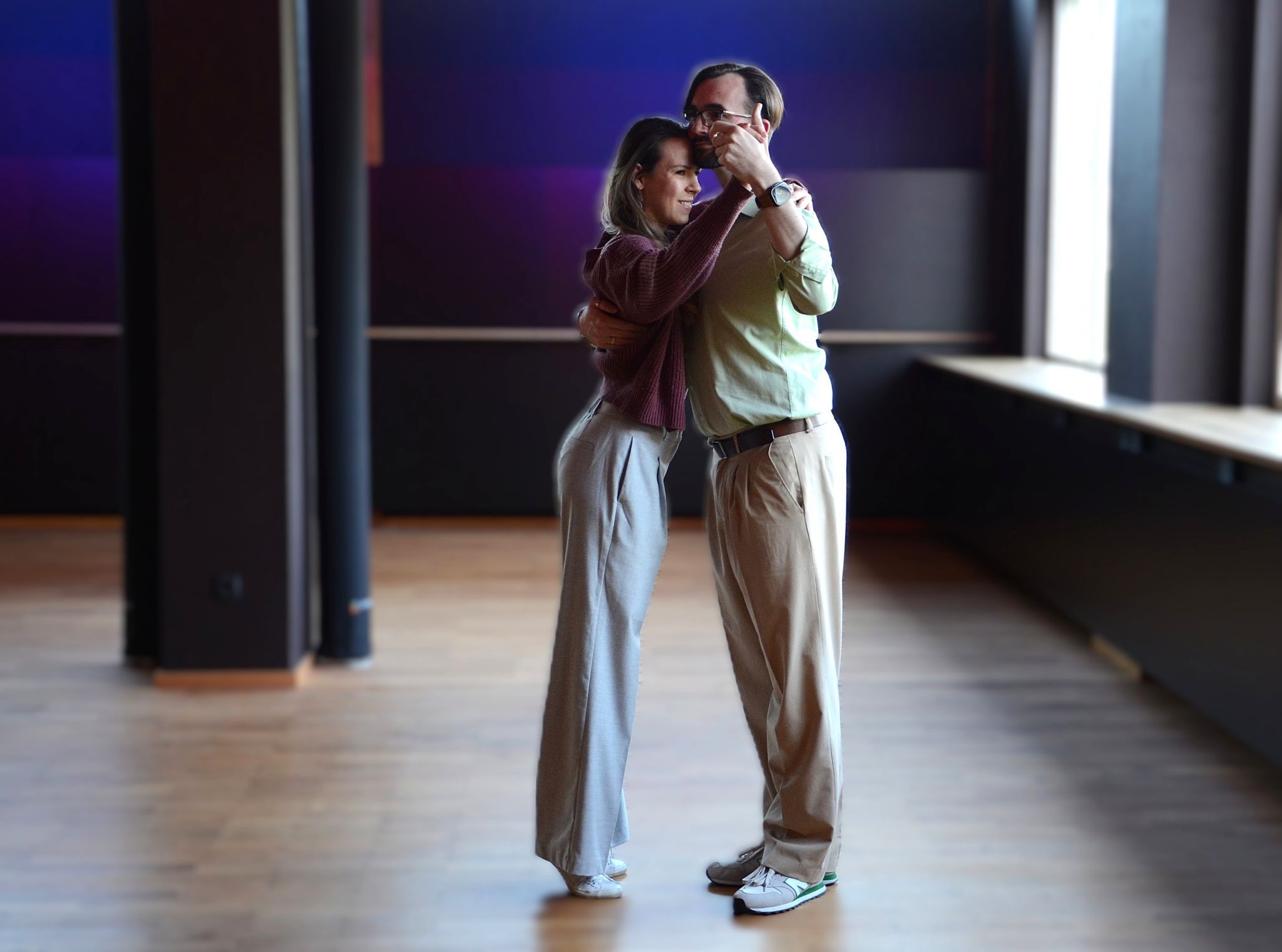 Beim Tanzen verschmelzen Angela und Frank zu einer harmonischen Einheit, in der jeder Schritt perfekt aufeinander abgestimmt ist. HRJ