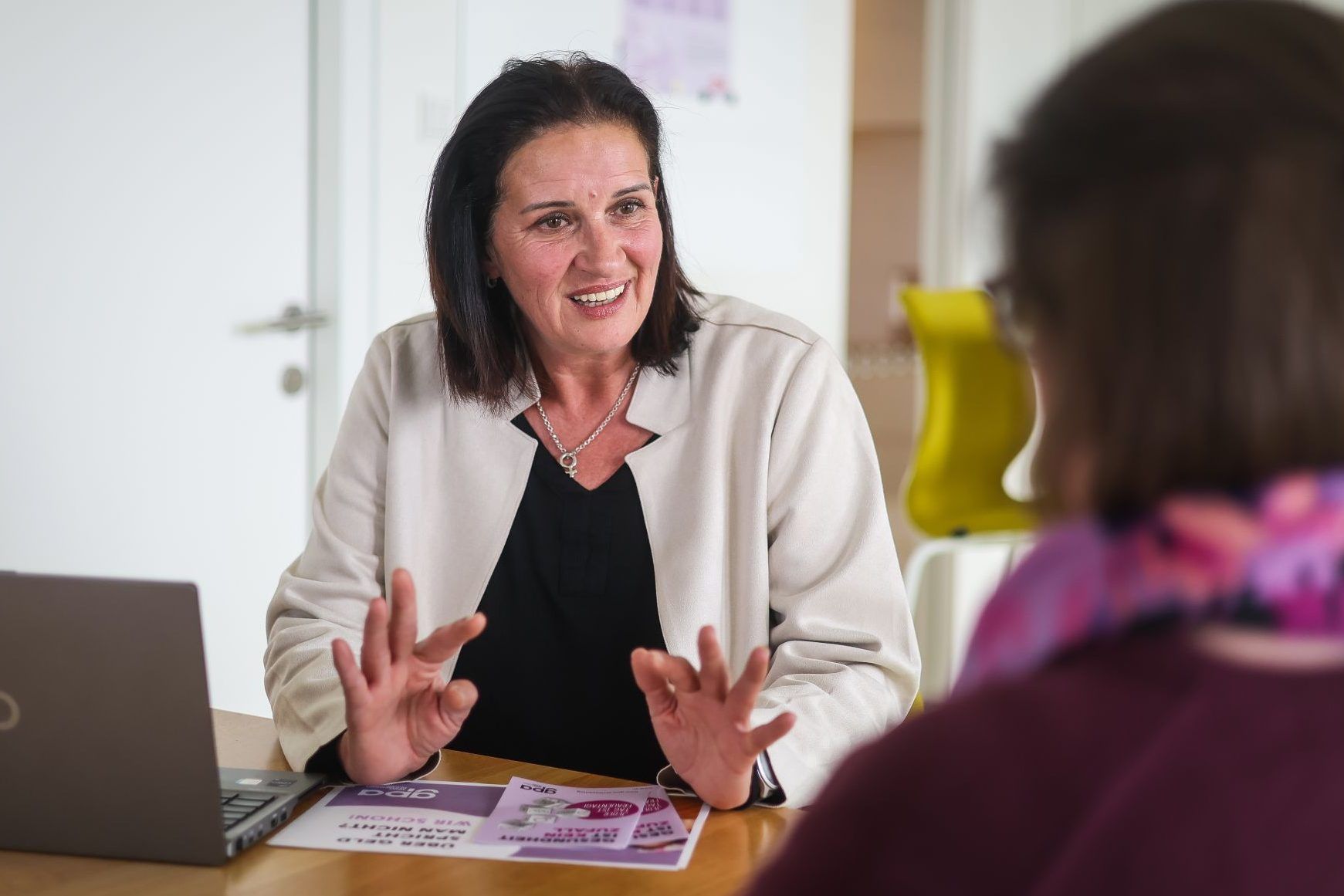 Erfolgreich verhandeln: Wie Frauen ihr Gehalt steigern können