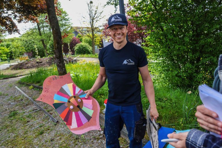 Eine Fichte, ein Dorf, ein Fest: Kraftakt für den Maibaum