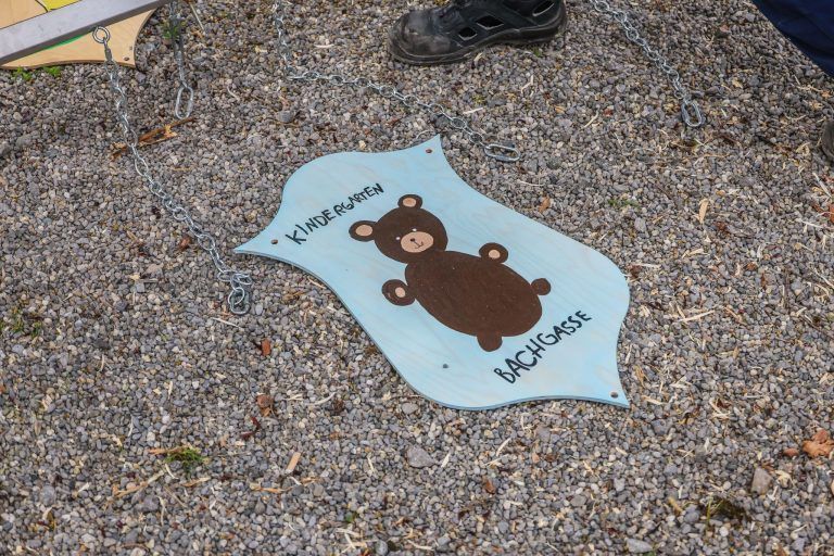 Eine Fichte, ein Dorf, ein Fest: Kraftakt für den Maibaum