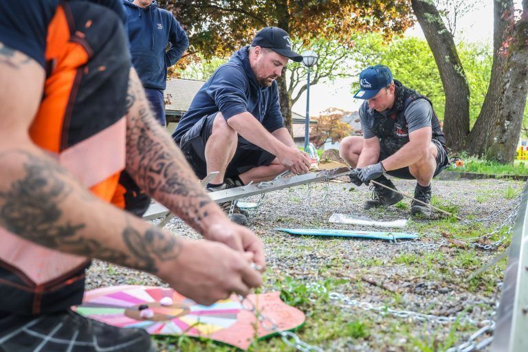 Eine Fichte, ein Dorf, ein Fest: Kraftakt für den Maibaum