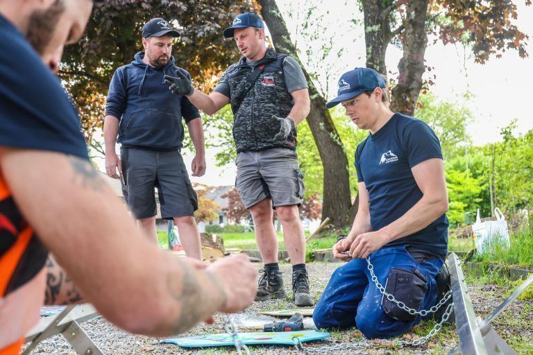 Eine Fichte, ein Dorf, ein Fest: Kraftakt für den Maibaum