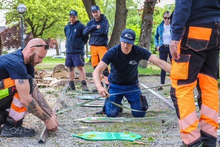 Eine Fichte, ein Dorf, ein Fest: Kraftakt für den Maibaum