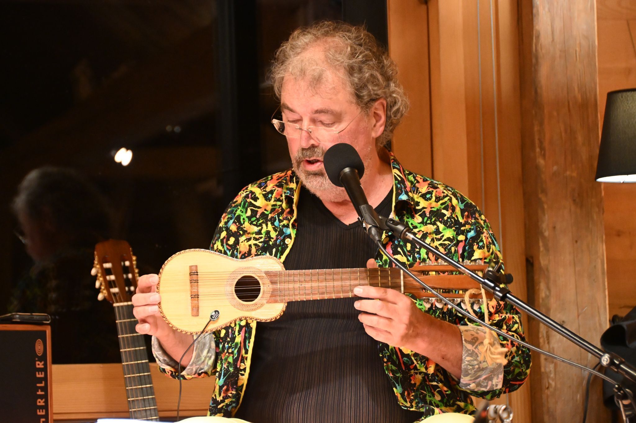 Klein aber oho: die Charango klingt sehr hell (ähnlich wie ein alpenländisches Raffele) 