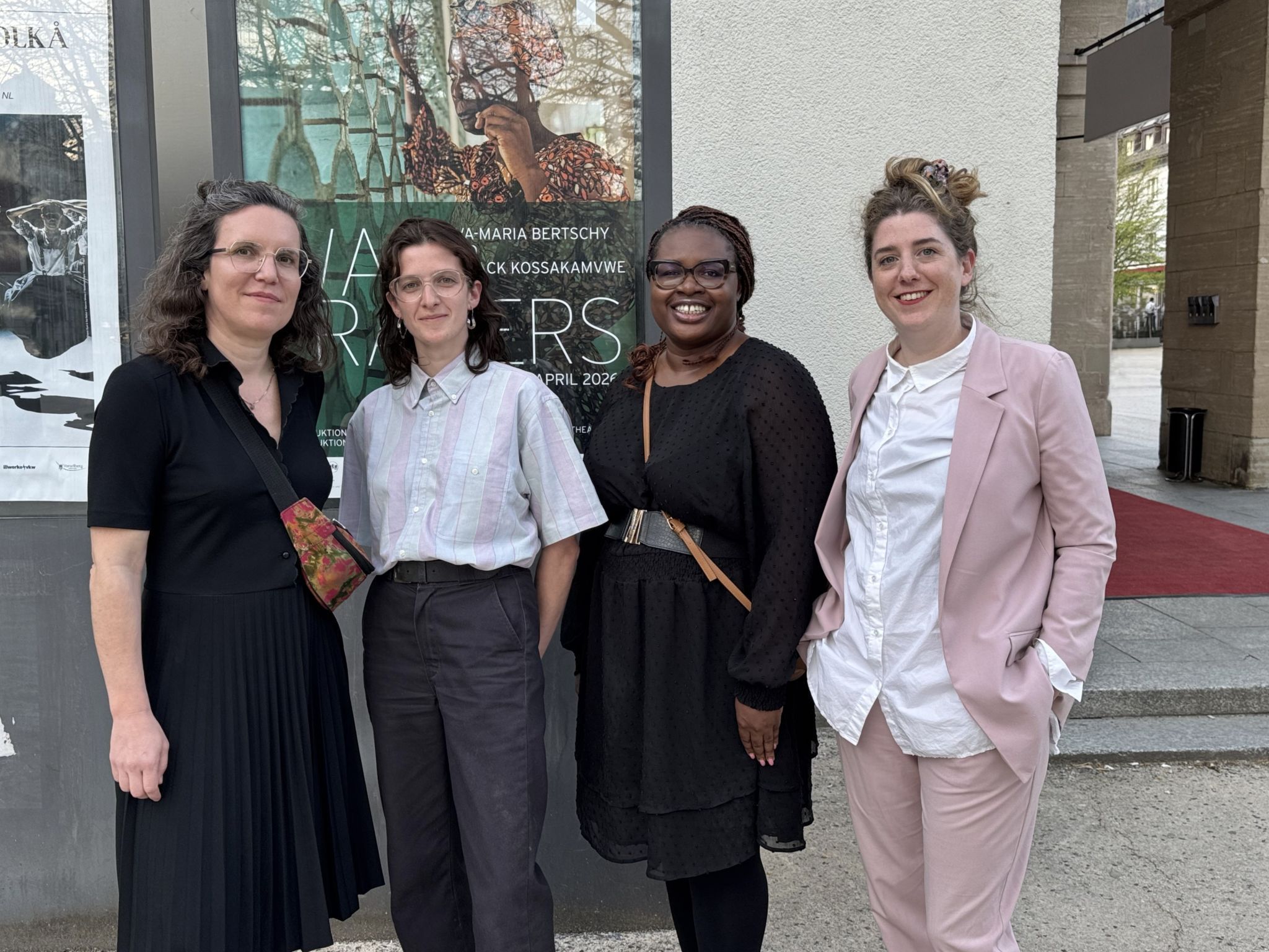 Regisseurin Eva-Maria Bertschy, Dramaturgin Luca Maier, Edwige Dro (Text) und Produktionsleiterin Camille Florence Jamet vor der Premiere am Landestheater.