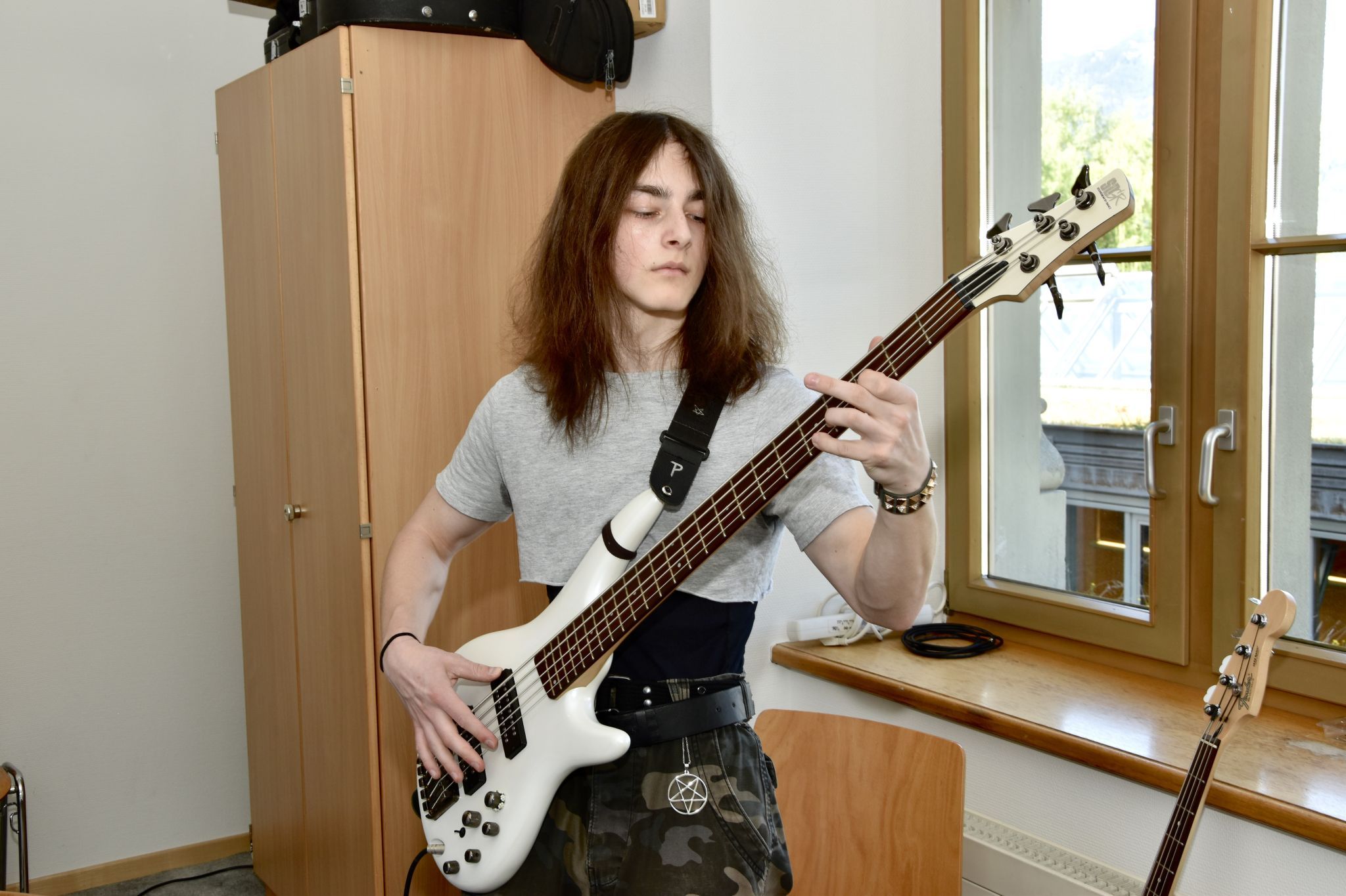 Renat - er spielt Gitarre und Bass.