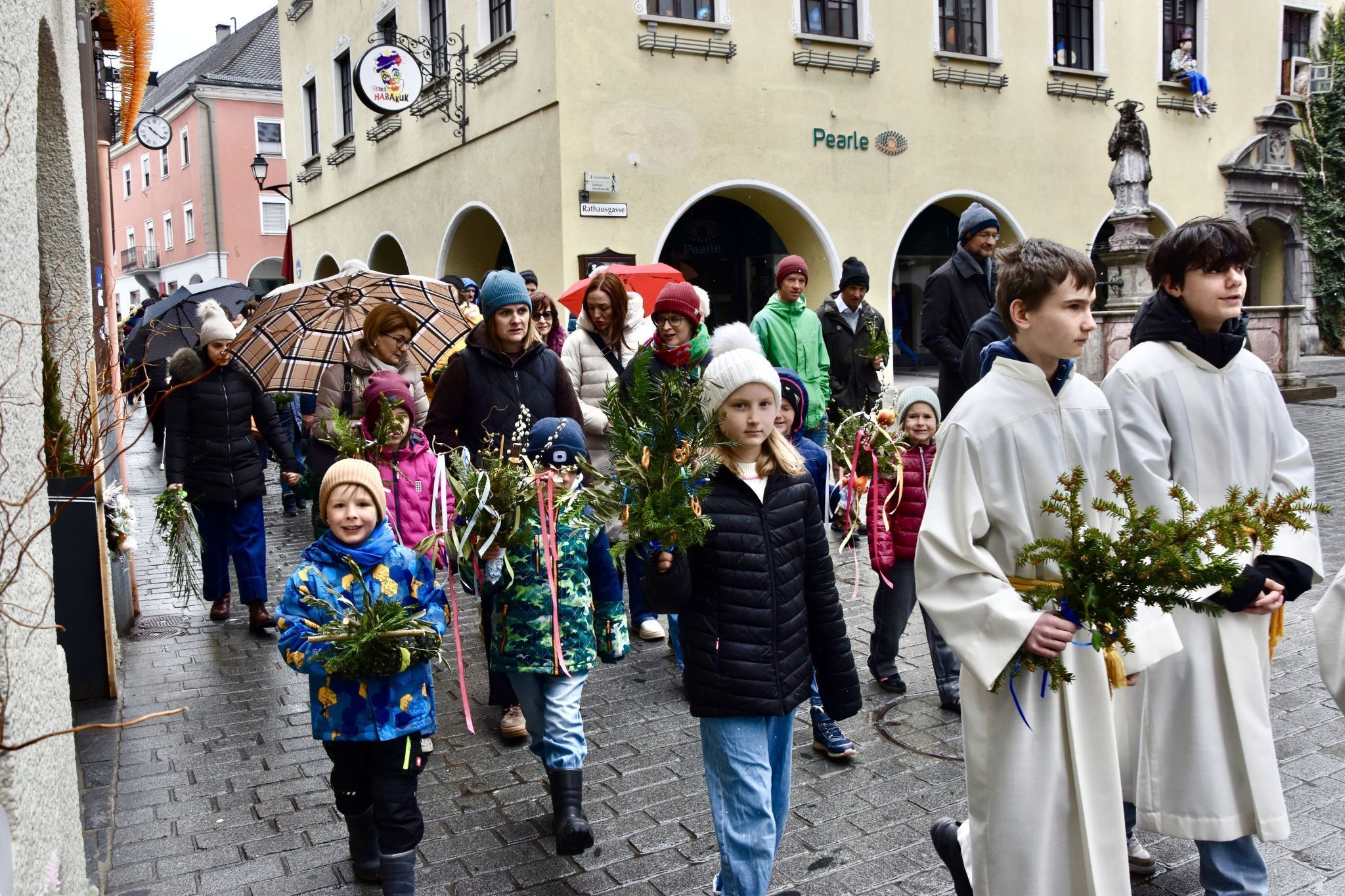 Die Prozession am Palmsonntag, hier in der Werdenbergerstraße, auf Höhe des Nepomukbrunnens