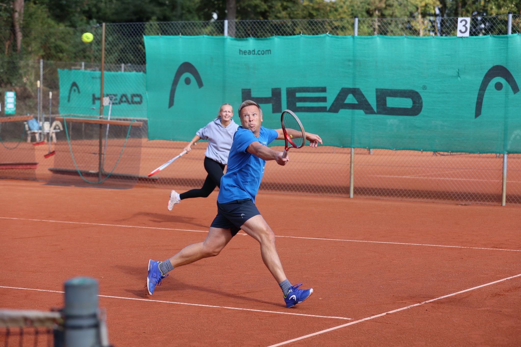 Sportlich eingeweiht wurde die neue Anlage mit einem Jux-Doppelturnier. © Dietmar Schmid