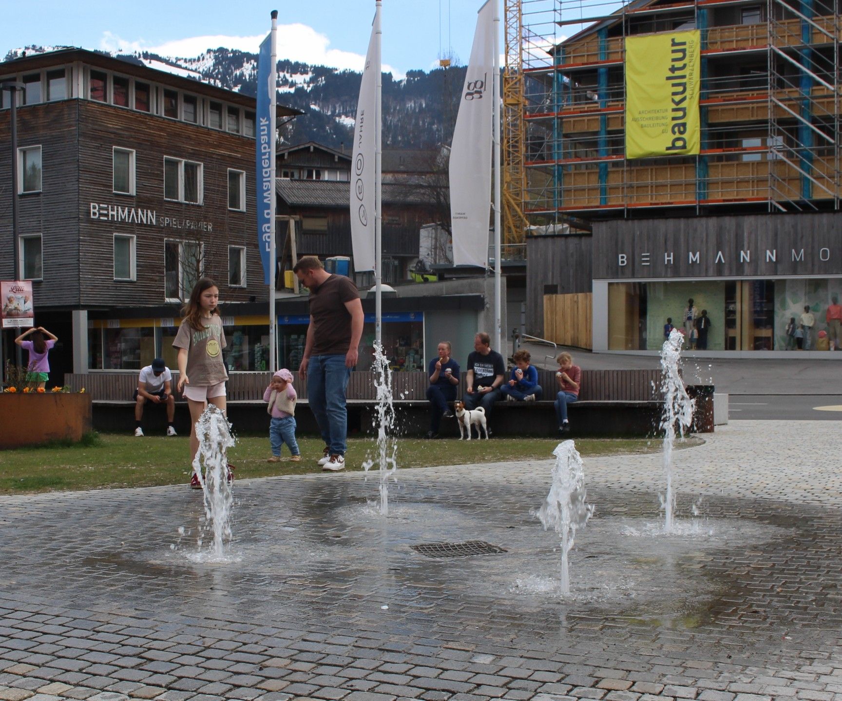 Wasserspiele und originelle Sitzgelegenheiten machen den Egger Dorfplatz einladend.