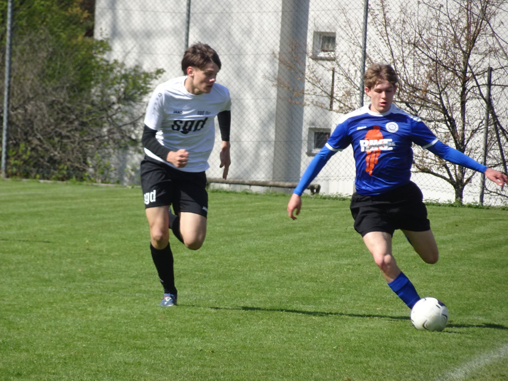 Schnelle Kombinationen sorgten für Tempo im Spielgeschehen.