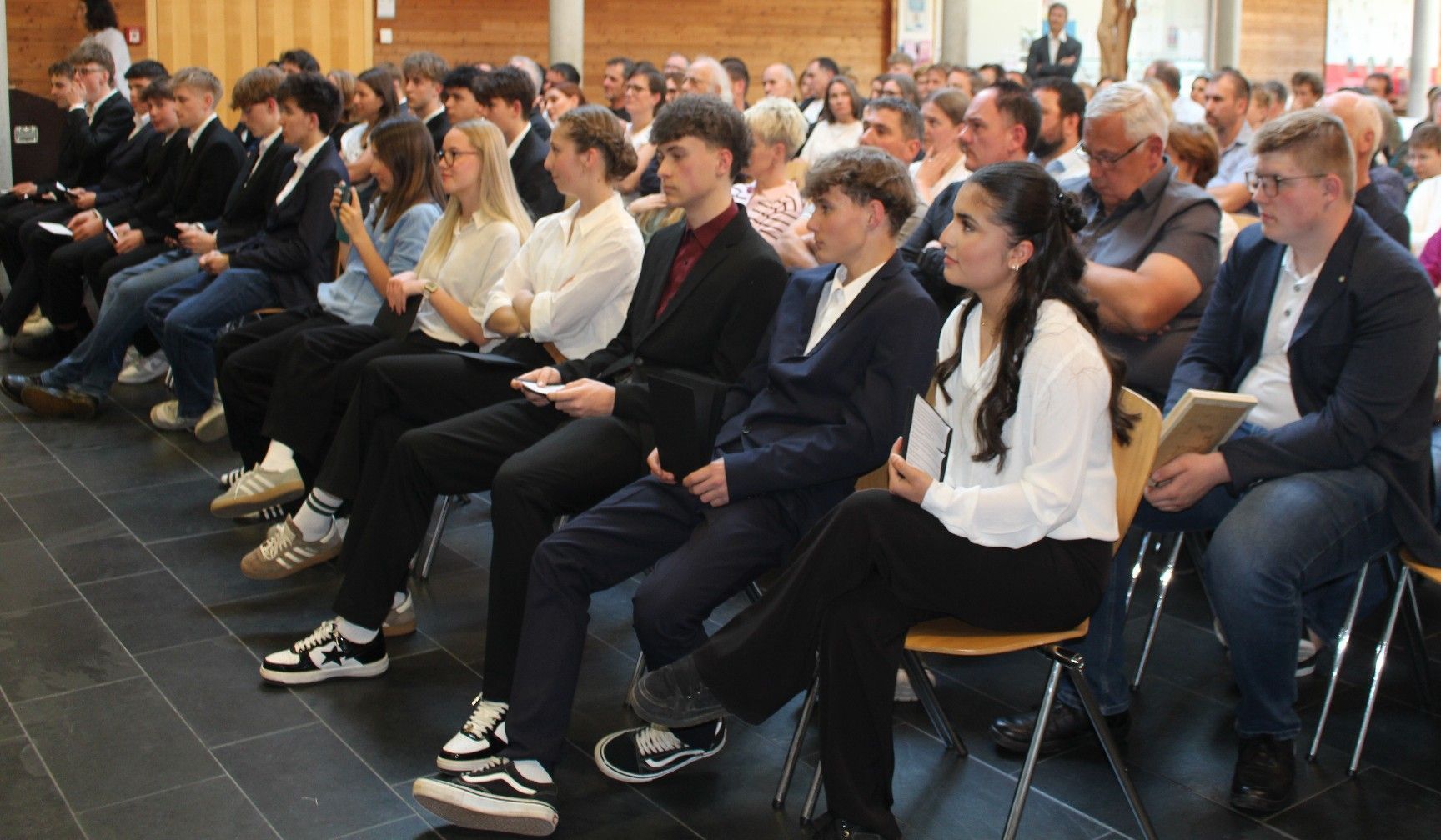 Das Publikum der vollbesetzten Aula der Bezauer Schule war von den Abschluss-Arbeiten und deren Präsentation durch die Schülerinnen und Schüler beeindruckt.   