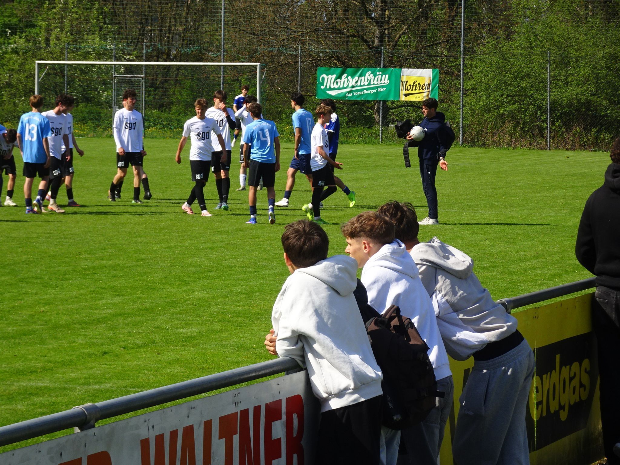 Auch am Spielfeldrand fieberten Schulkameraden mit. 