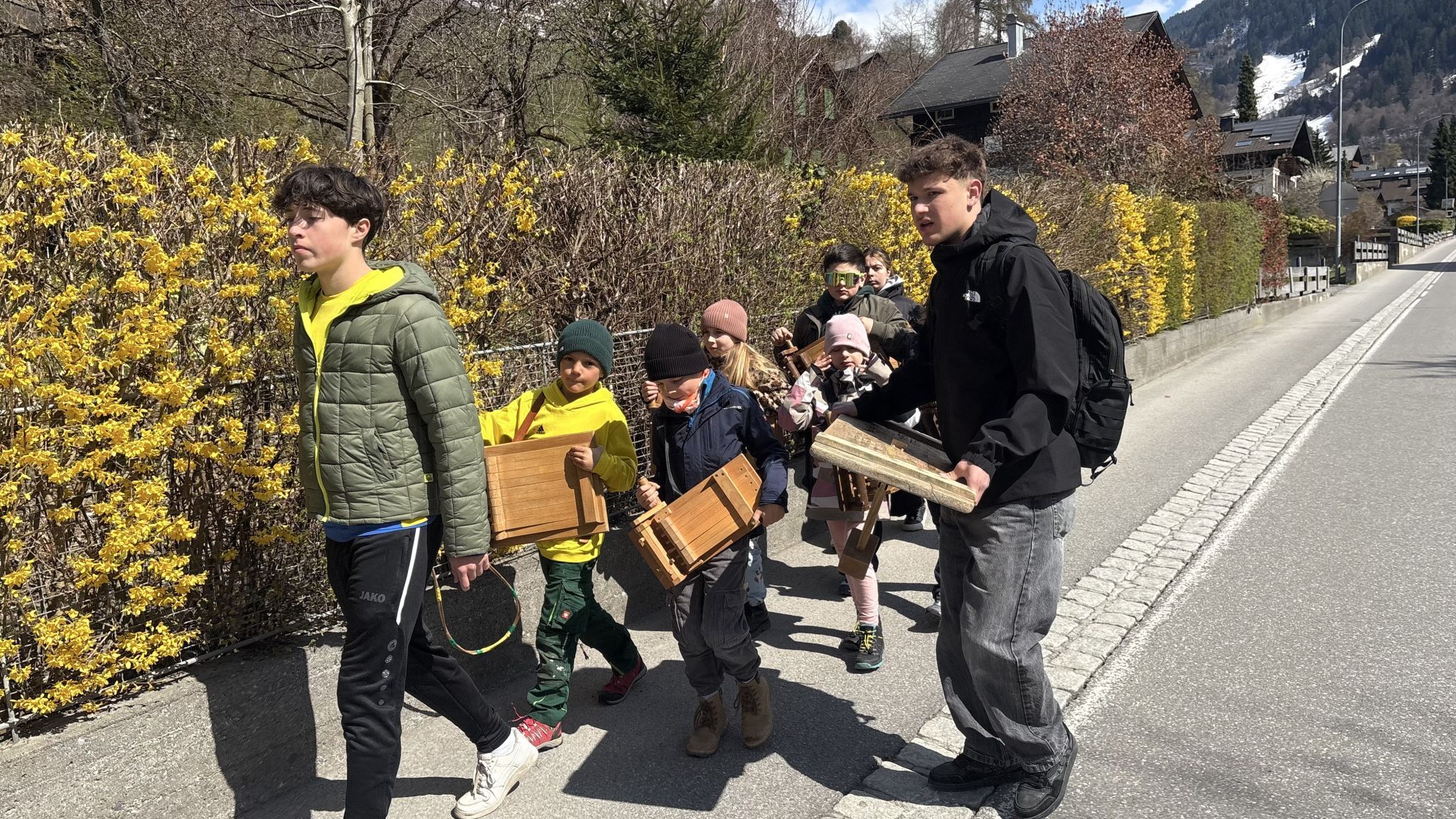 Die Schrunser Rätschnerinnen und Rätschner waren im gesamten Ortsgebiet unterwegs, hier in der Außerlitzstraße.