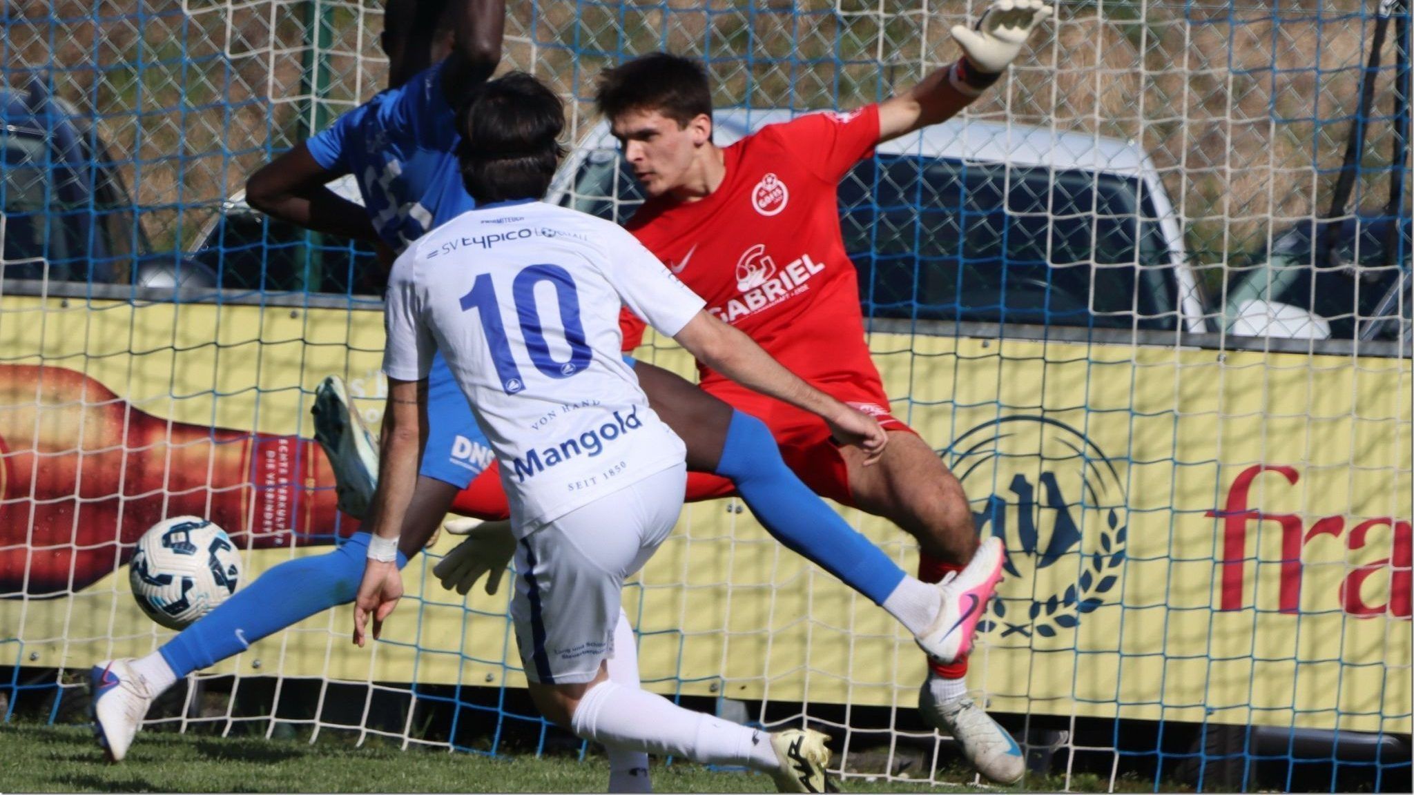 Lochaus Mete Dastan scheitert an Göfis Keeper Rene Gabriel. KNOBEL