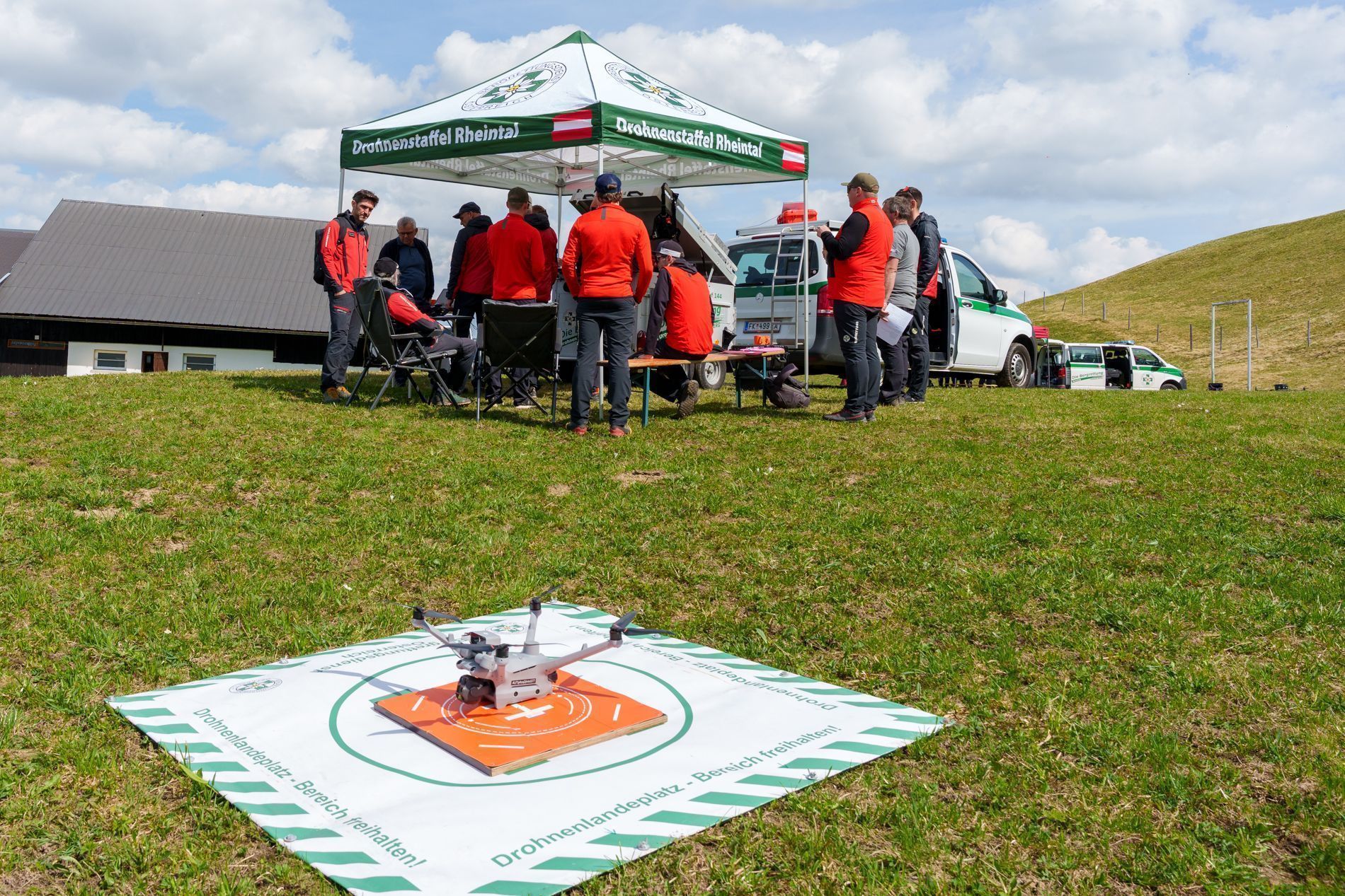 Bevor die Drohne abhebt werden umfangreiche Kontrollen durchgeführt.