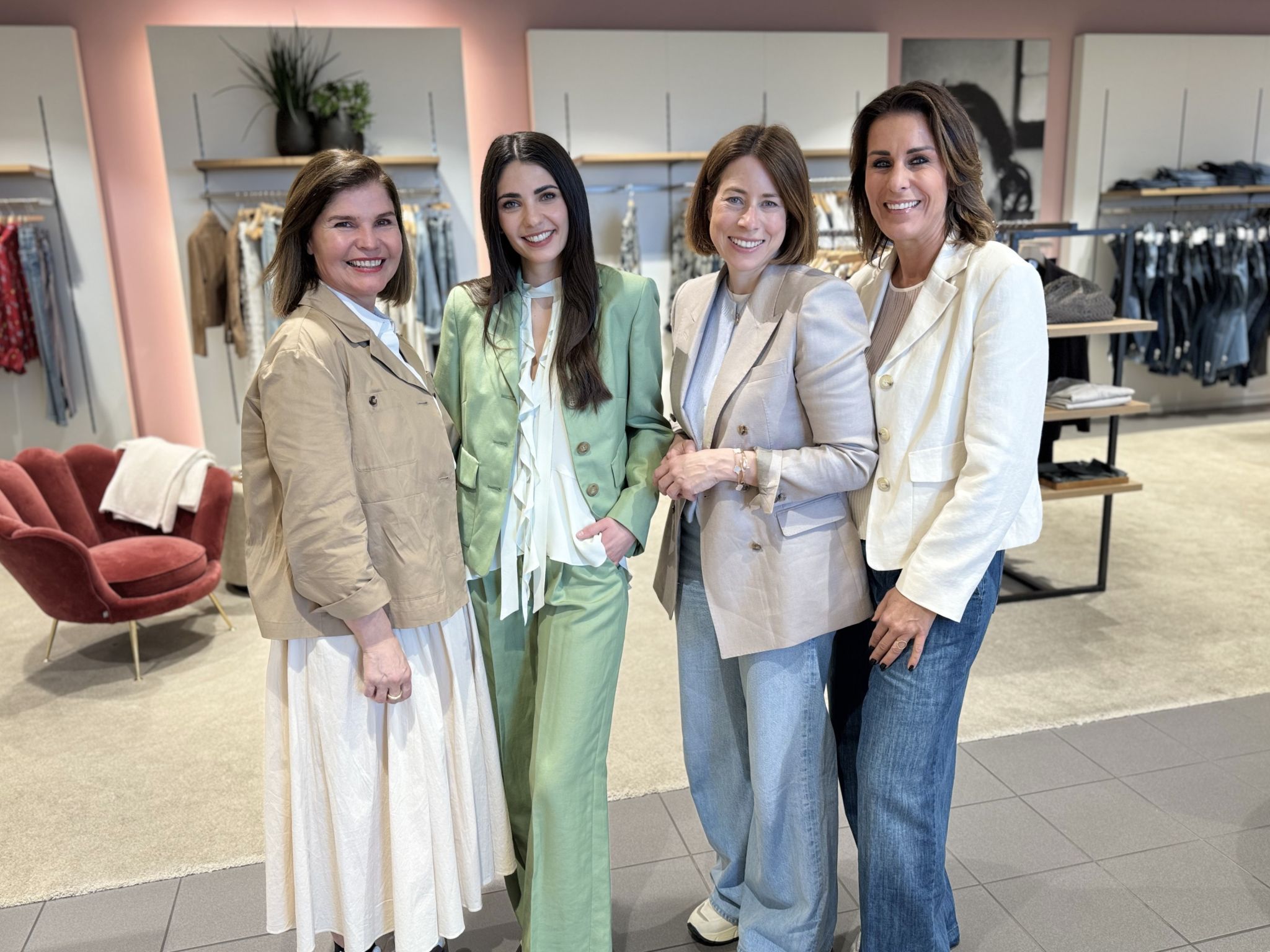  Geschäftsführerin Stefanie Walser und Shop-Leiterin Birgit Moosbrugger mit Luisa Cerano-Repräsentantin Marion Resch und Model Daniela Zivkov 
