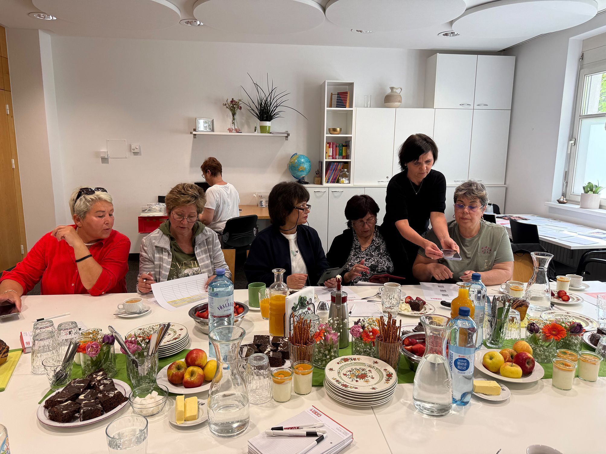 Ein reich gedeckter Tisch und viele Informationen erwartete die Gäste.