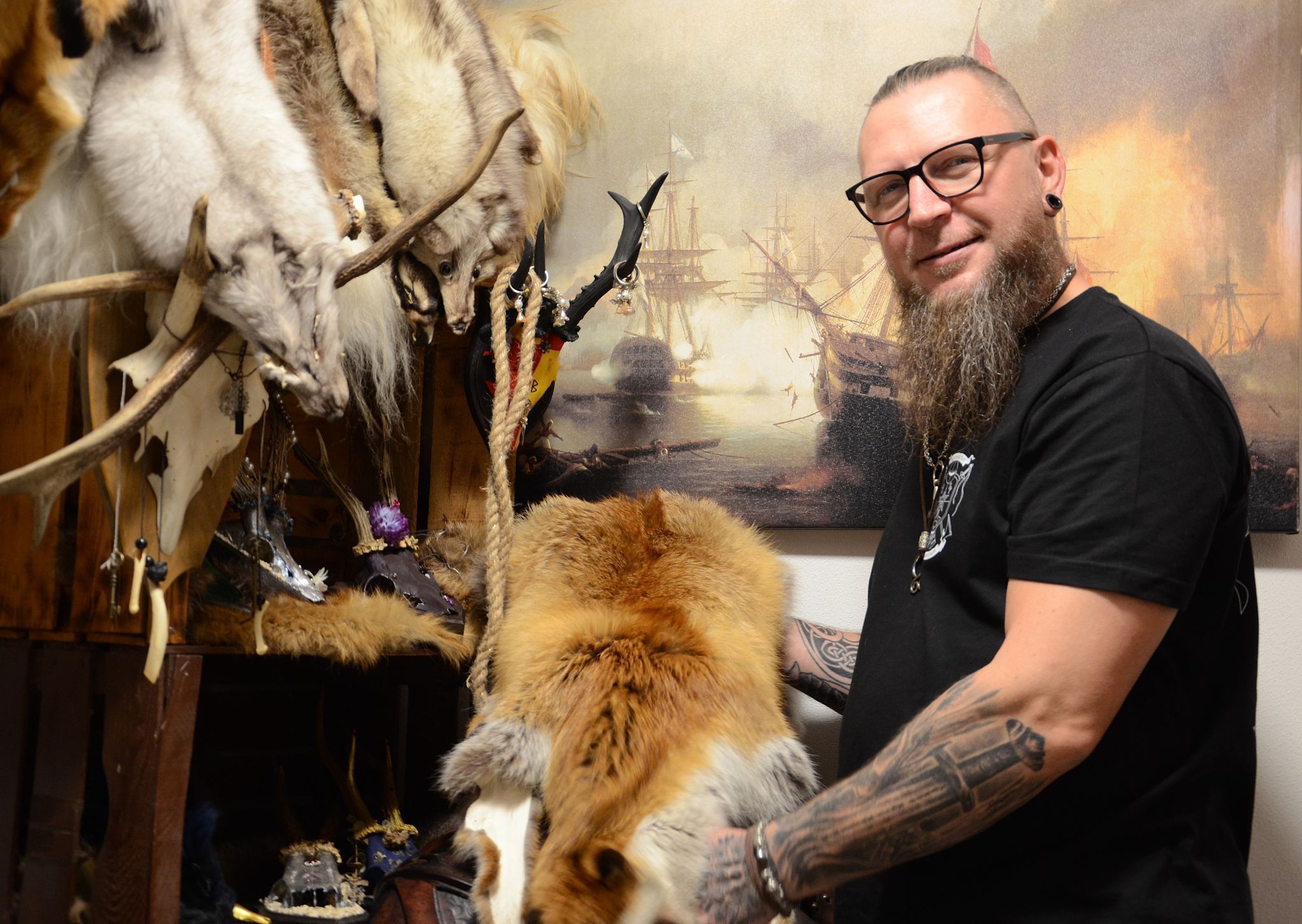 Enrico hat seine Wohnung mit Gegenständen dekoriert, die im Mittelalter verwendet wurden. HRJ