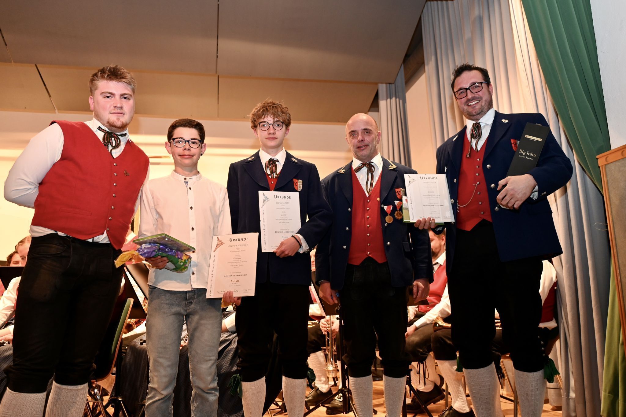 Raphael Jonsson, Domenic Fritz und Martin Tasser wurden die JMLA überreicht.