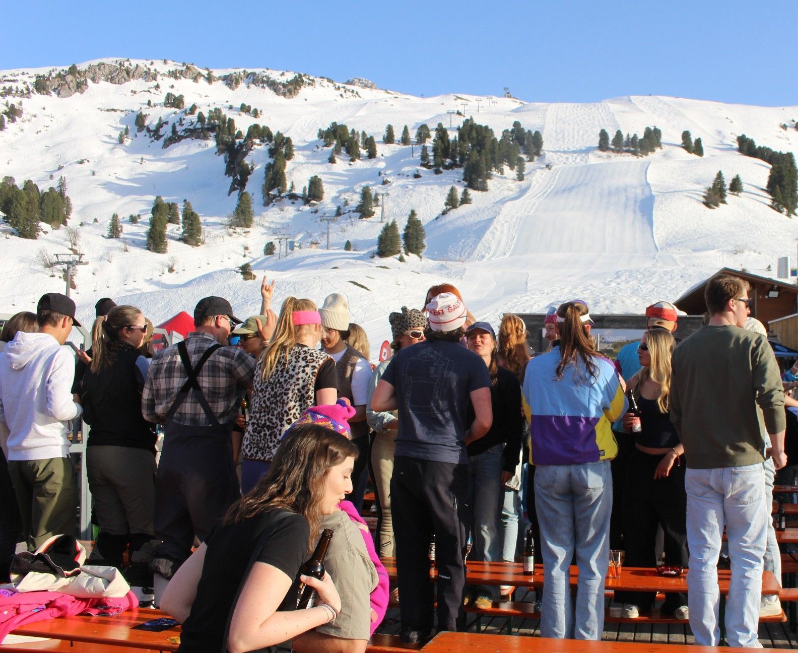 Am Ende der Party standen die begeisterten Gäste auf Tischen und Bänken.