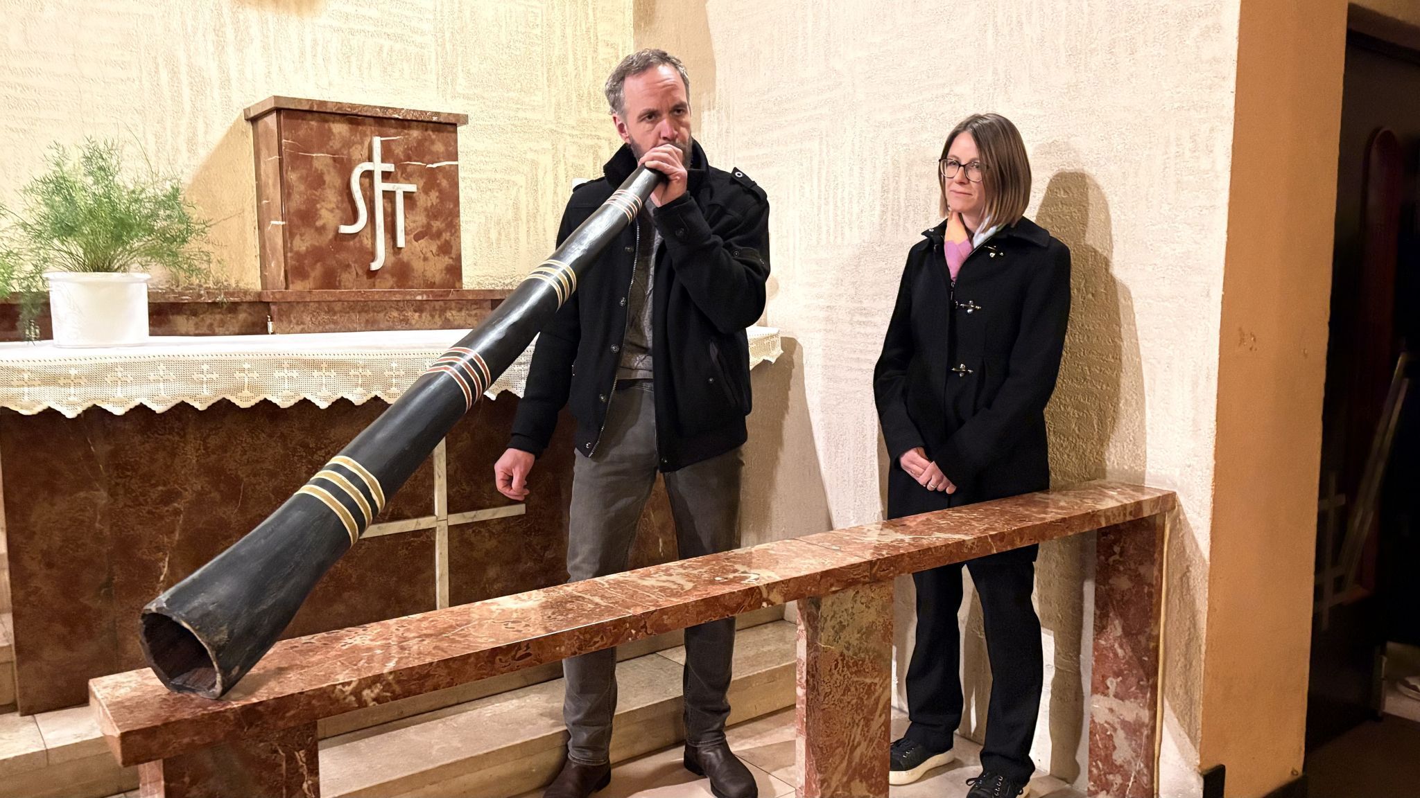 Bernhard Natter (Didgeridoo) und Annelies Ess (Atemmeditation) am Schluss der Feierstunde