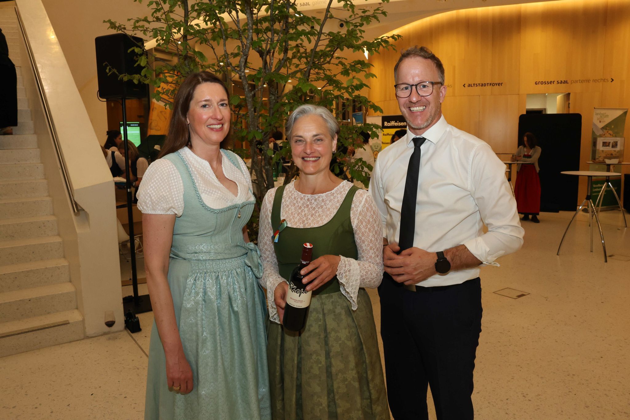 Elisabeth Strassmair (Raiba Bludenz/Montafon), Winzerin Christine Riepl und LR Christian Gantner.
