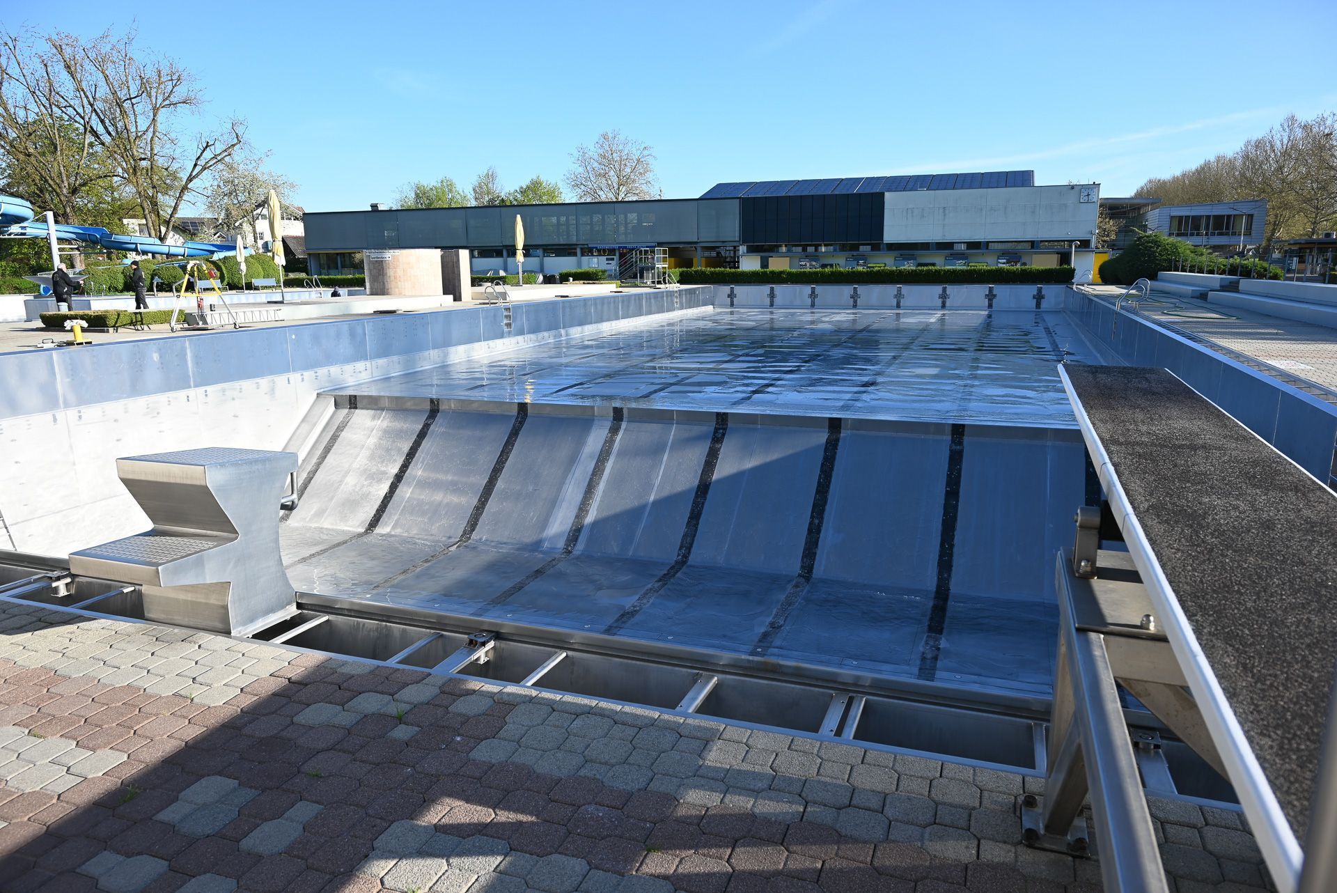 Noch ist das große Becken leer, doch schon bald ist es wieder mit frischem Wasser gefüllt und bereit für die Eröffnung am 9. Mai.