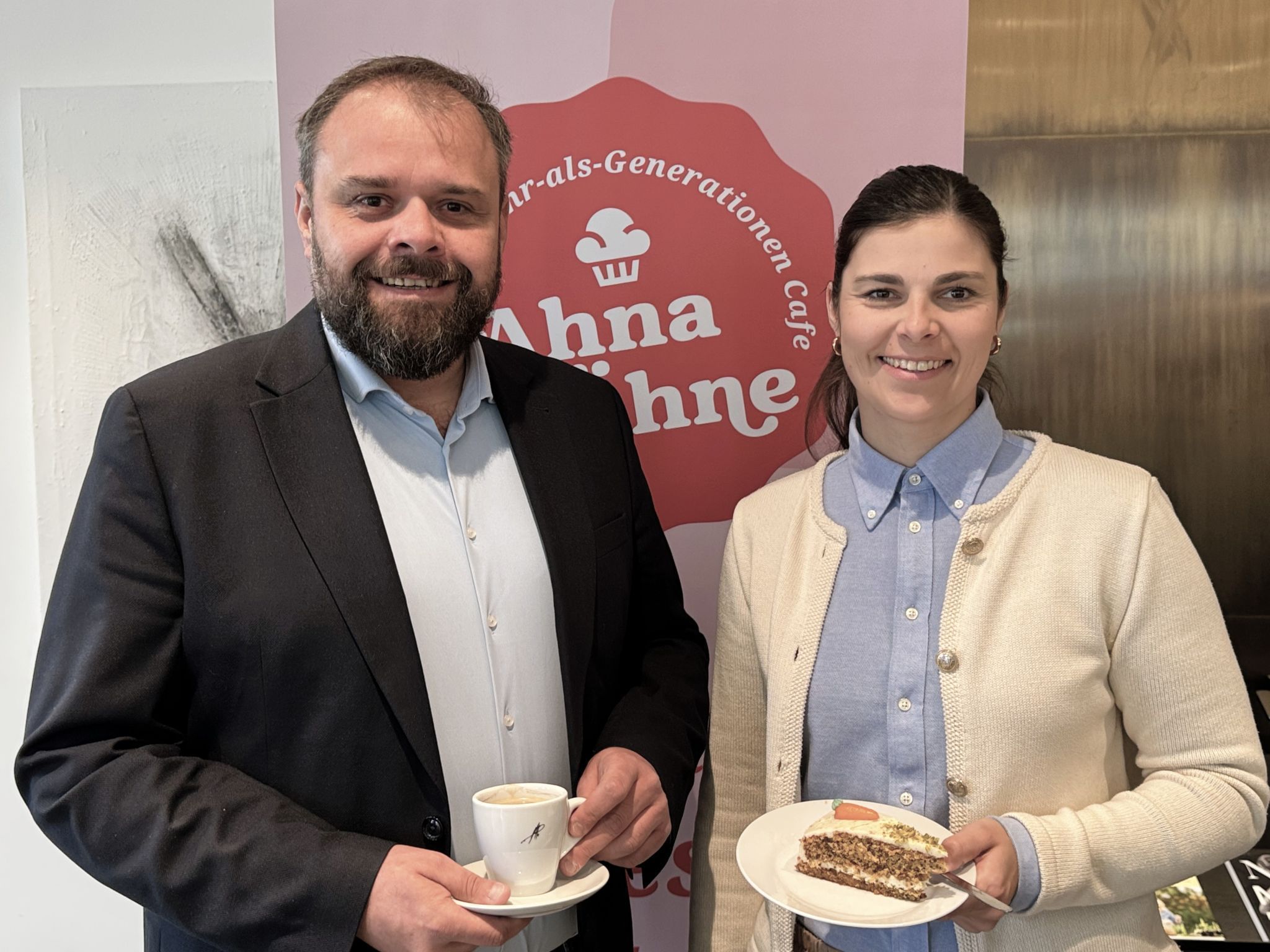 Bürgermeister Markus Fäßler und Lara Theobald (Volksbank Vorarlberg).