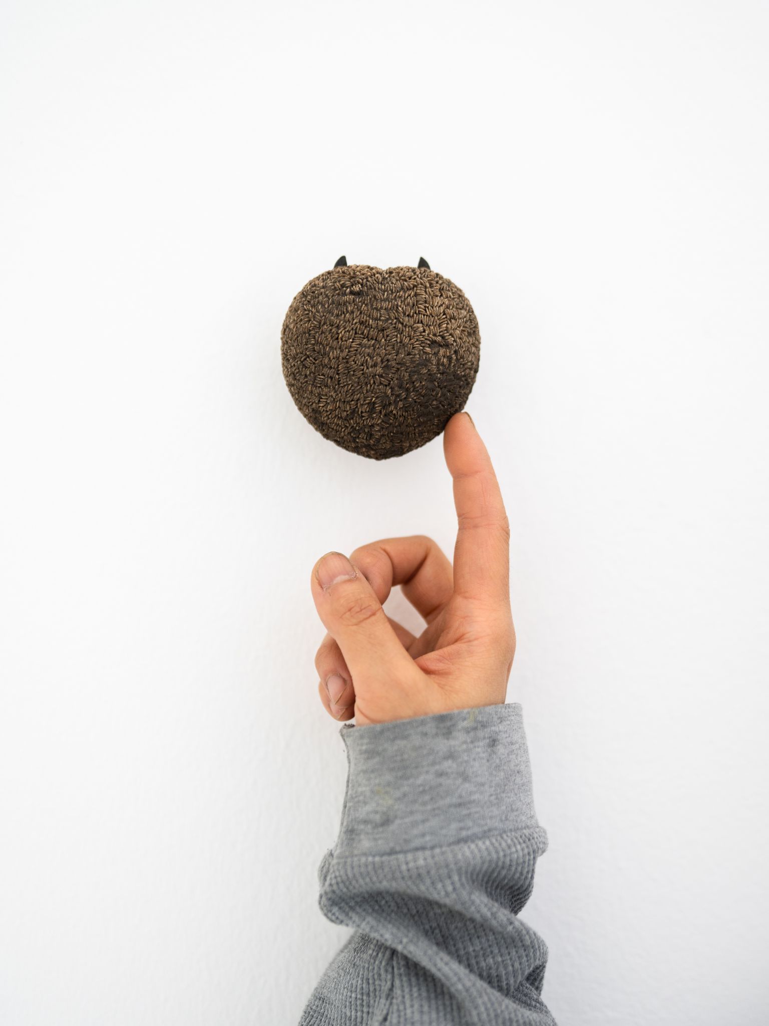 Mari Iwamoto ist für Arbeiten bekannt, die sich an der Schnittstelle von Schmuckkunst, Objekt und Text bewegen.