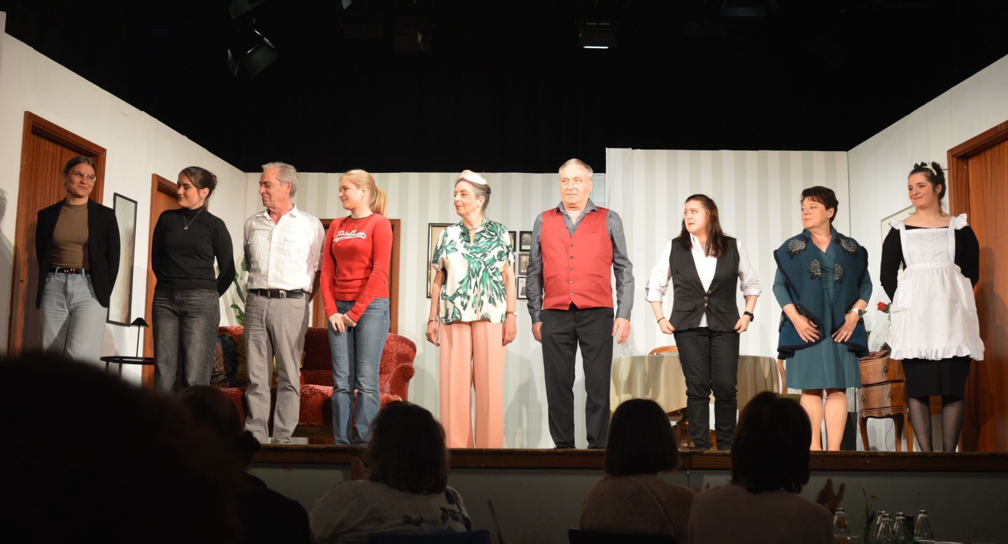 Es wirkten neun Schauspieler bei dieser Inszenierung mit.