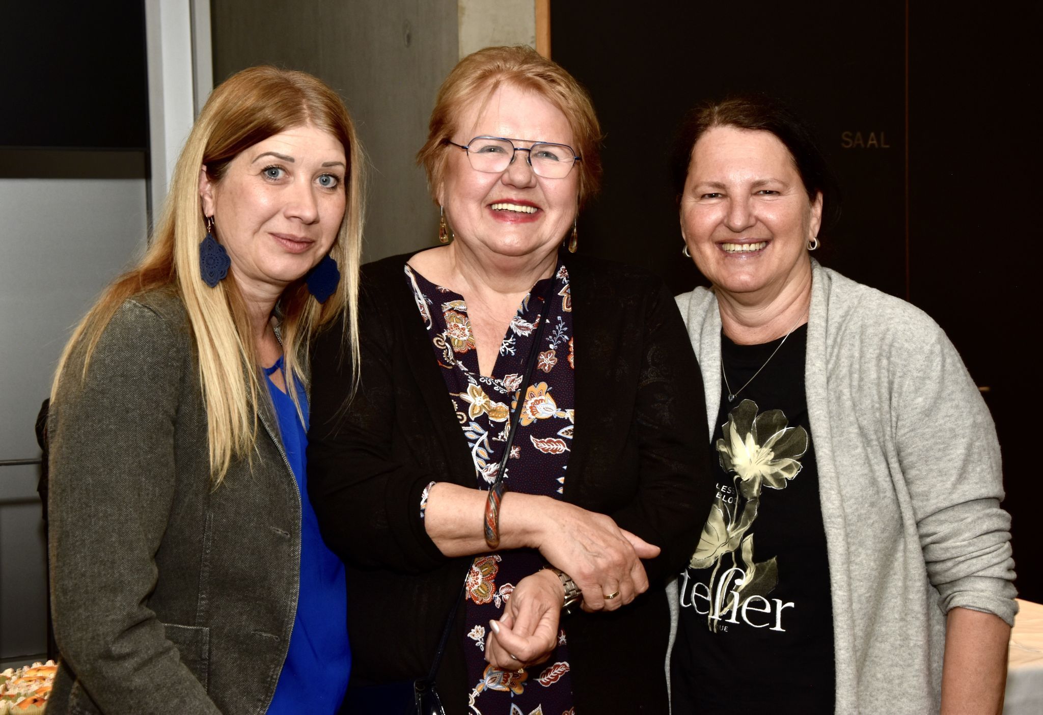 Alpinale-Filmabend für den Mobilen Hilfsdienst Rätikon im Kulturzentrum Remise. Heidi Winkler, Mira Lutsch und Elfi Greber.