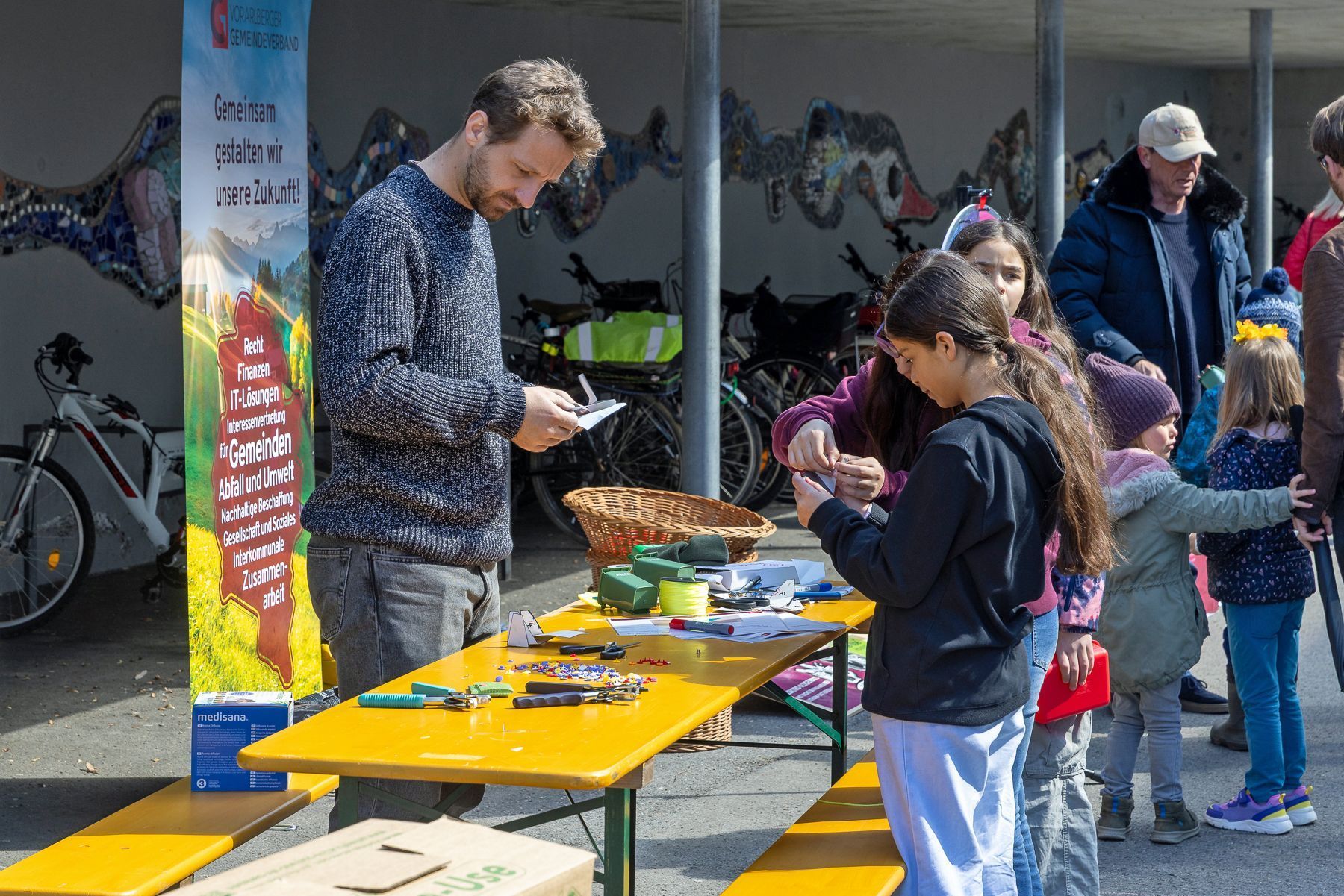 Beim Upcycling-Workshop des Gemeindeverbands entstanden kreative Geldtaschen. @ Mario Stecher@Fototeam Digital 2026