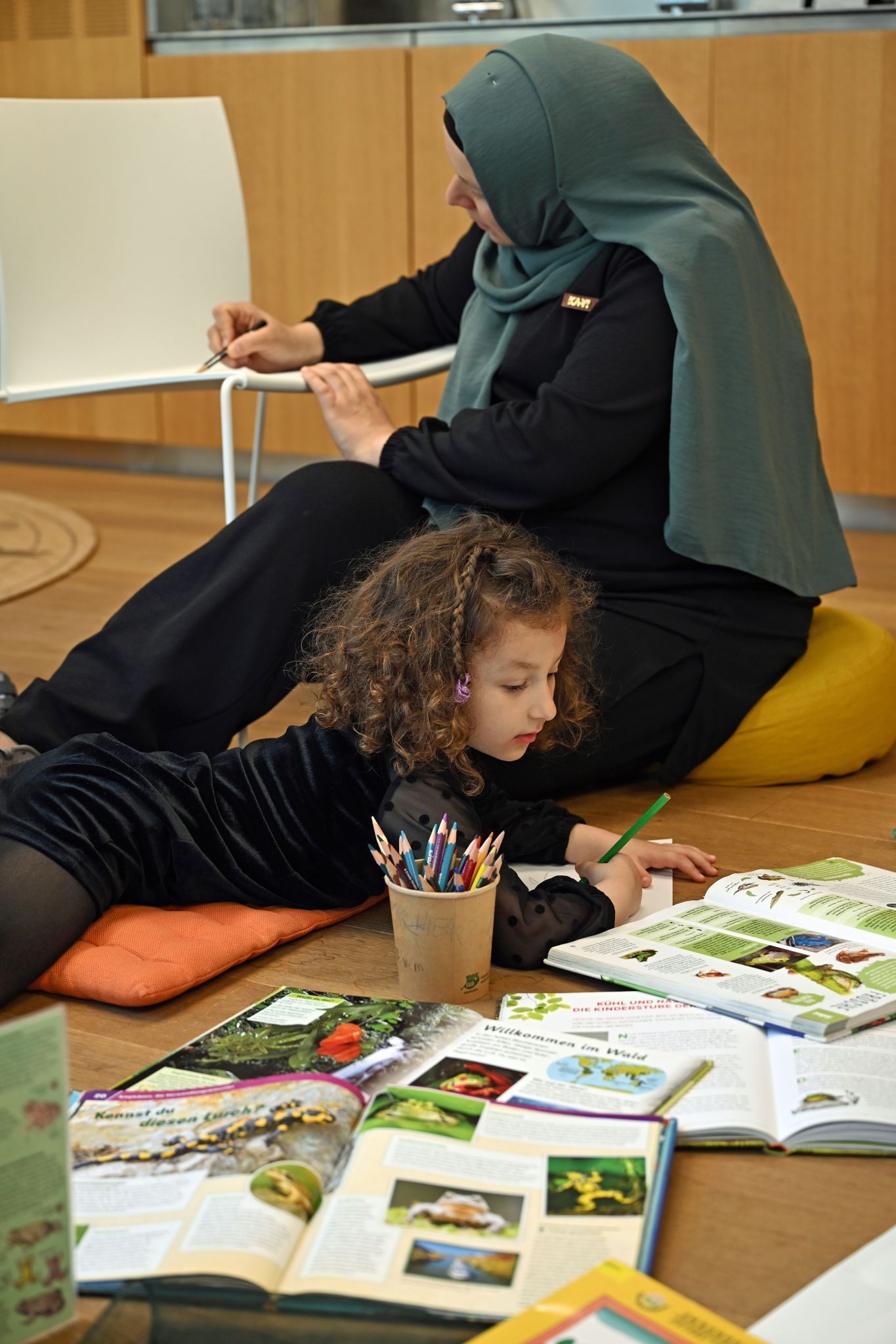 Auch die Eltern bekamen Papier und Buntstifte.