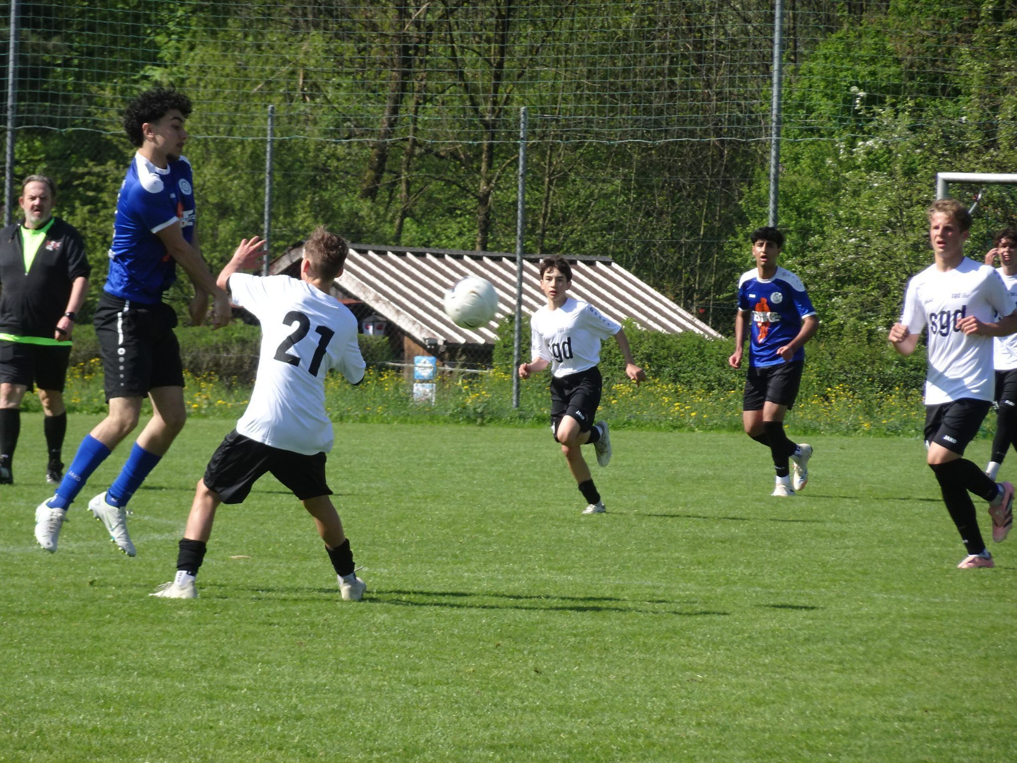 In den Duellen schenkten sich die Teams nichts und kämpfen um jeden Ball.