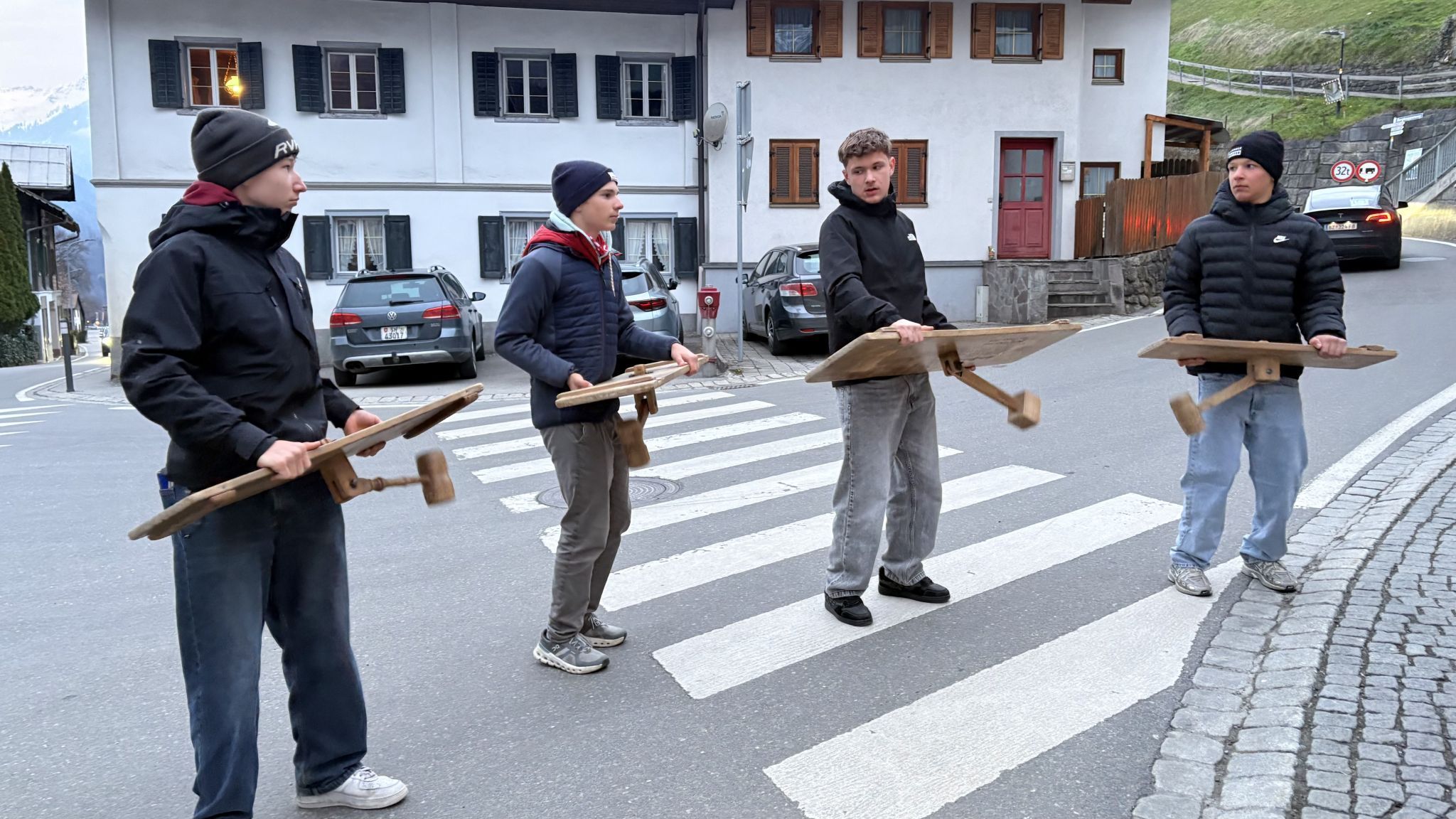 Die vier Glöckner der Schrunser Rätschnergruppe begleiteten nach der Abendmahlsmesse die Übertragung des sogenannten Allerheiligsten vom Münster zur Litzkapelle.