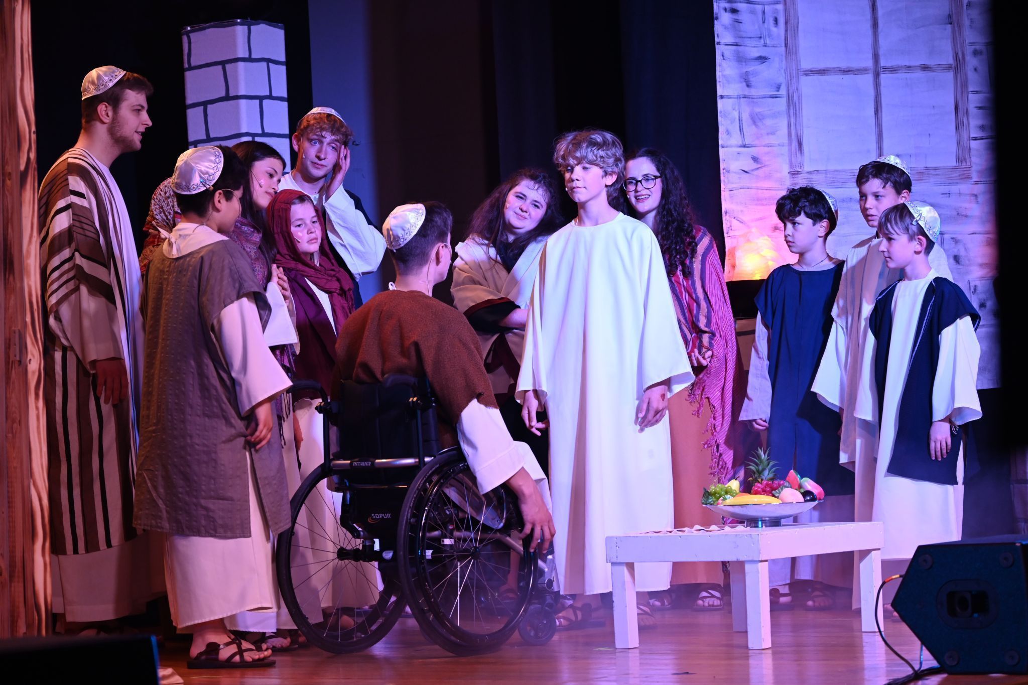 Jesus ist auferstanden und zeigt sich dem ungläubigen Thomas.