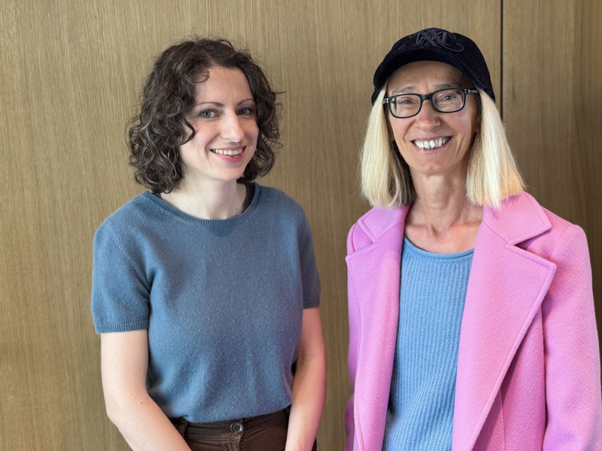 Autorin Sarah Kuratle und Ingrid Fürhapter (F.M.Felder Archiv).