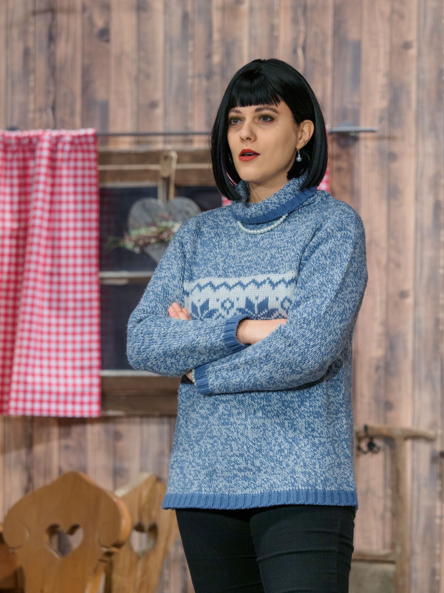 Karina Müller-Heimlich (Sandra Kathan) steht dem Geschehen kritisch gegenüber