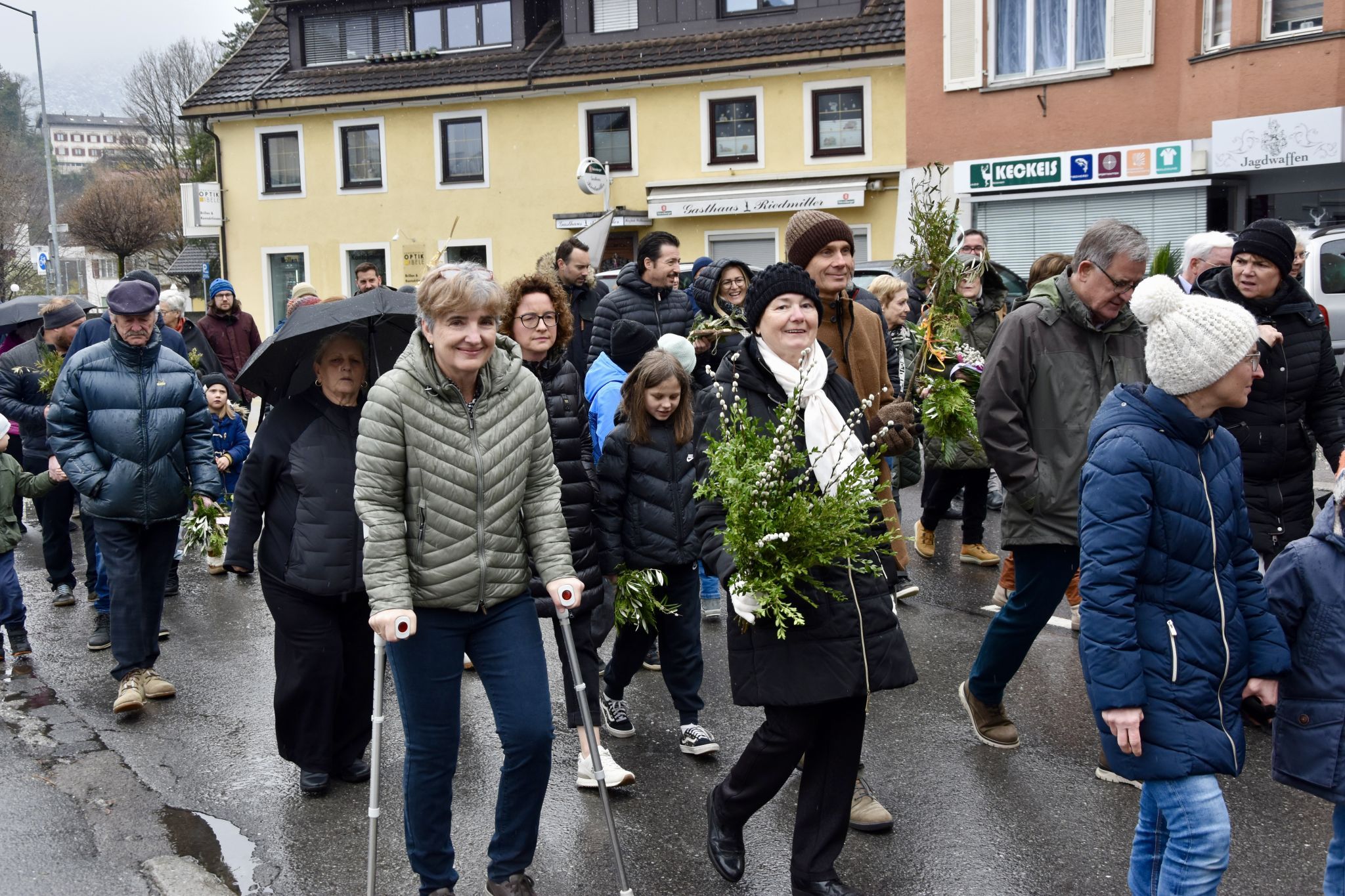 Die Prozession, hier schon in der Nähe der Pfarrkirche Heilig Kreuz Bludenz, wo die Messe gefeiert wurde.